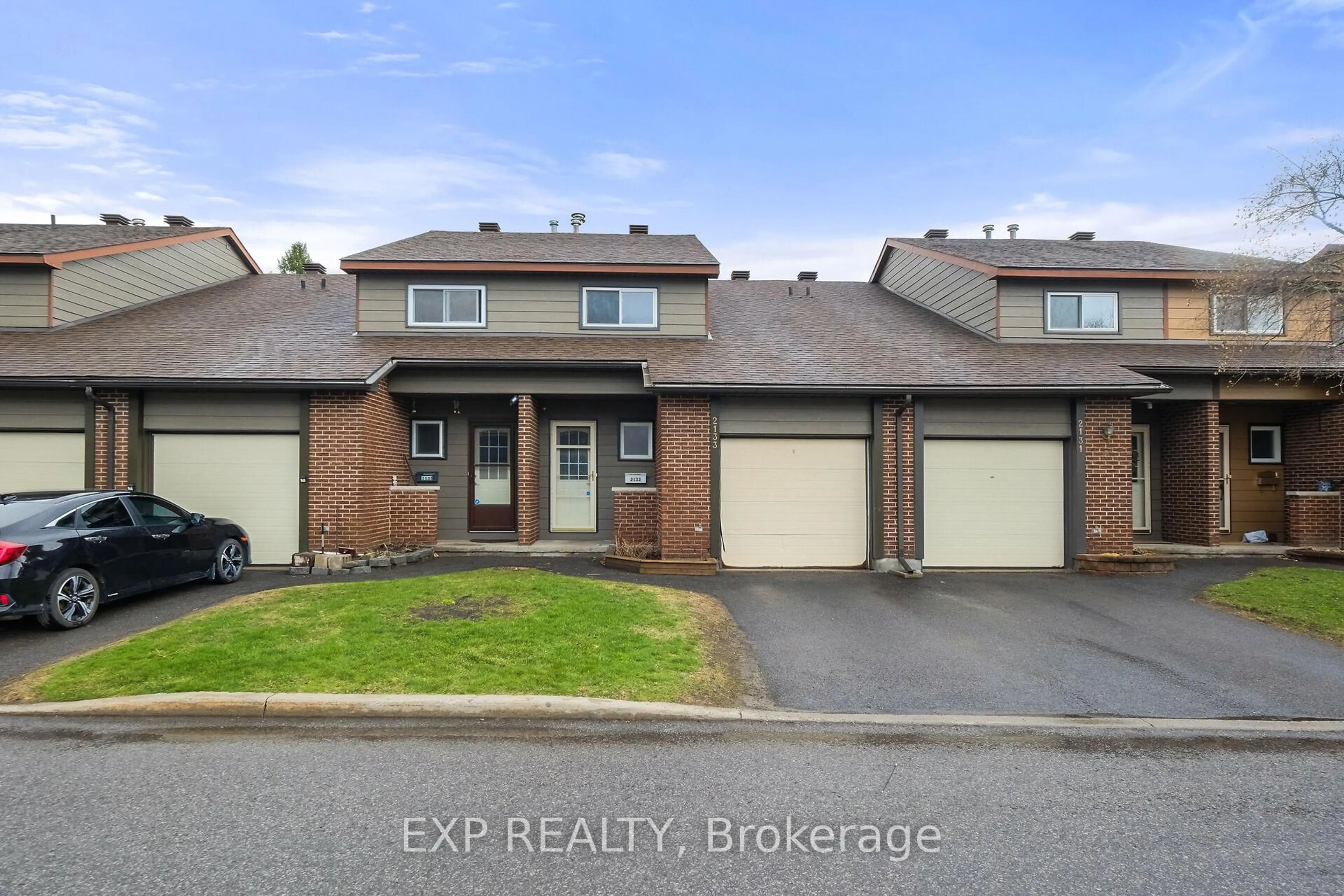 A pic from outside/outdoor area/front of a property/back of a property/a pic from drone, street for 2133 Orient Park Dr, Ottawa Ontario K1B 4W1