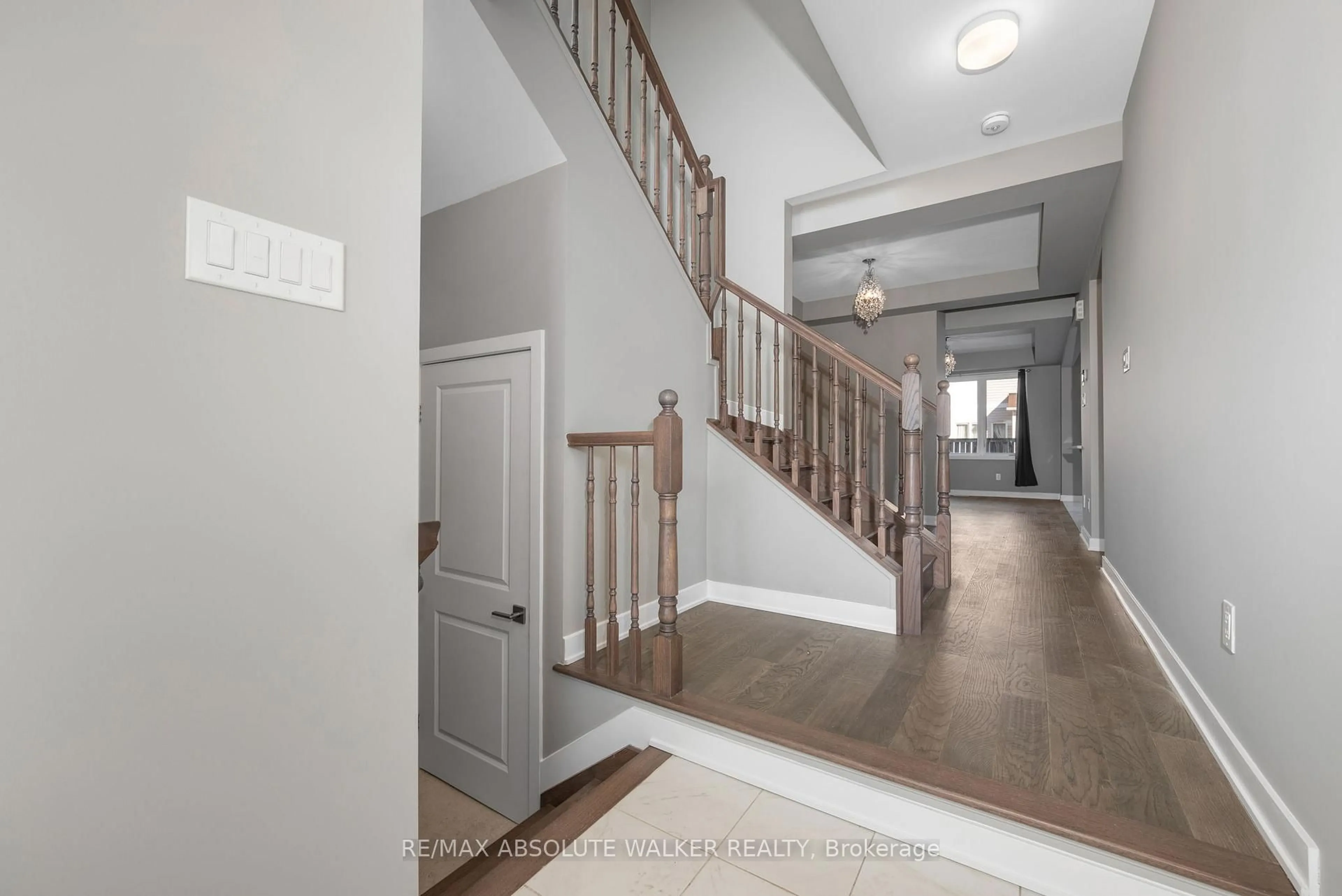 Indoor entryway for 2156 Winsome Terr, Orleans Ontario K4A 5N1