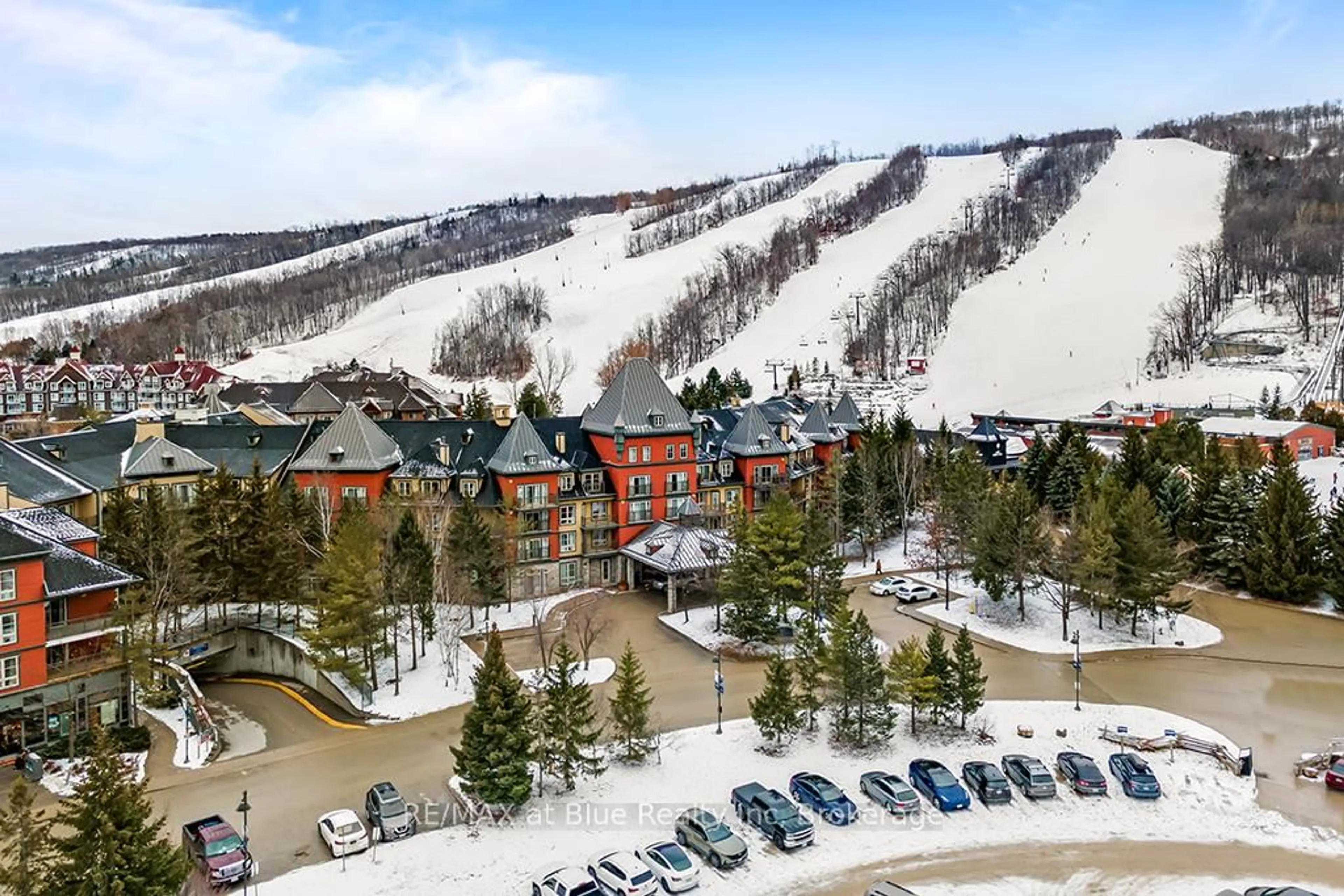 A pic from outside/outdoor area/front of a property/back of a property/a pic from drone, mountain view for 156 Jozo Weider Blvd #372, Blue Mountains Ontario L9Y 1V0
