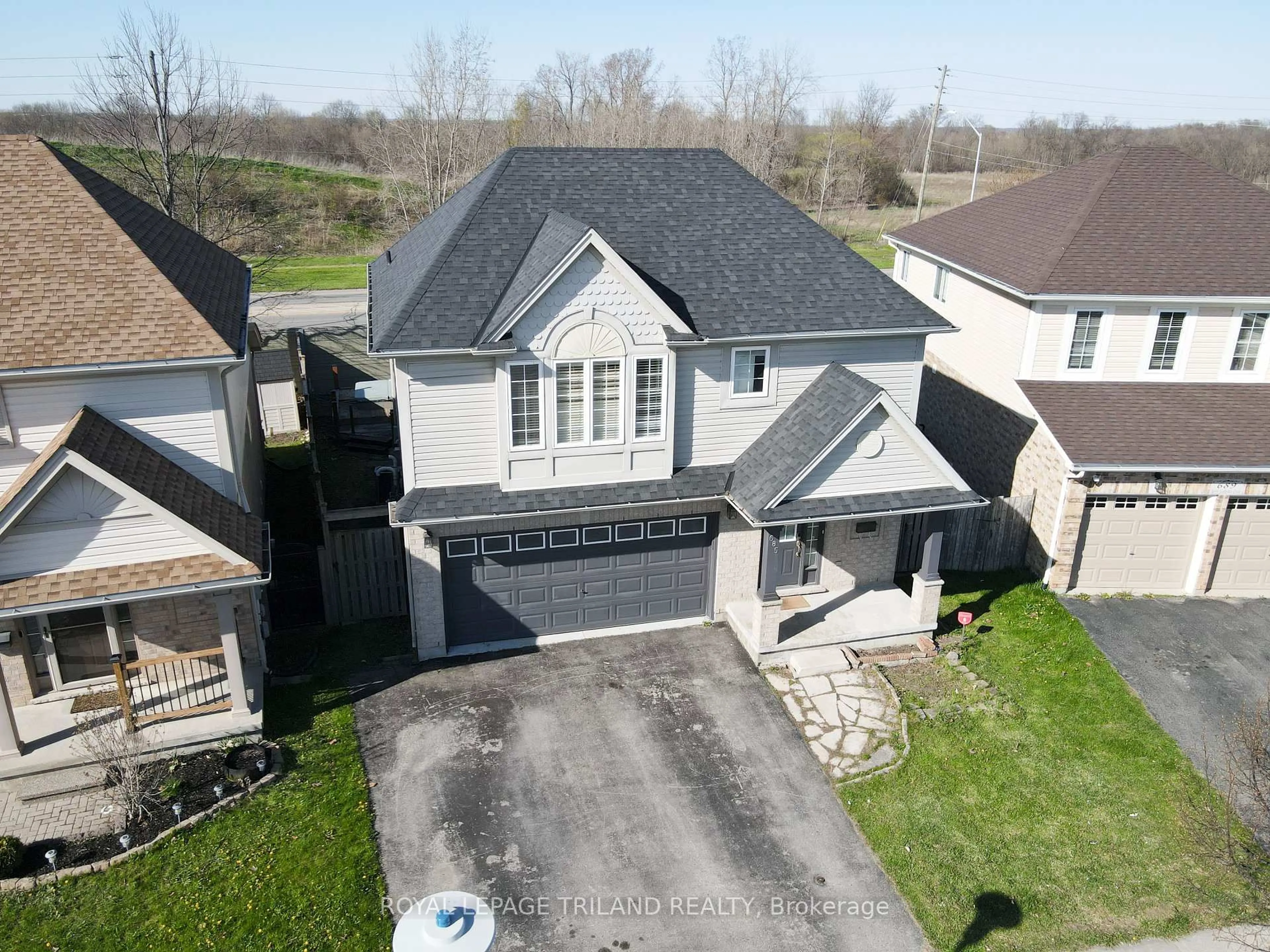 A pic from outside/outdoor area/front of a property/back of a property/a pic from drone, street for 685 North Leaksdale Circ, London South Ontario N6M 1M1