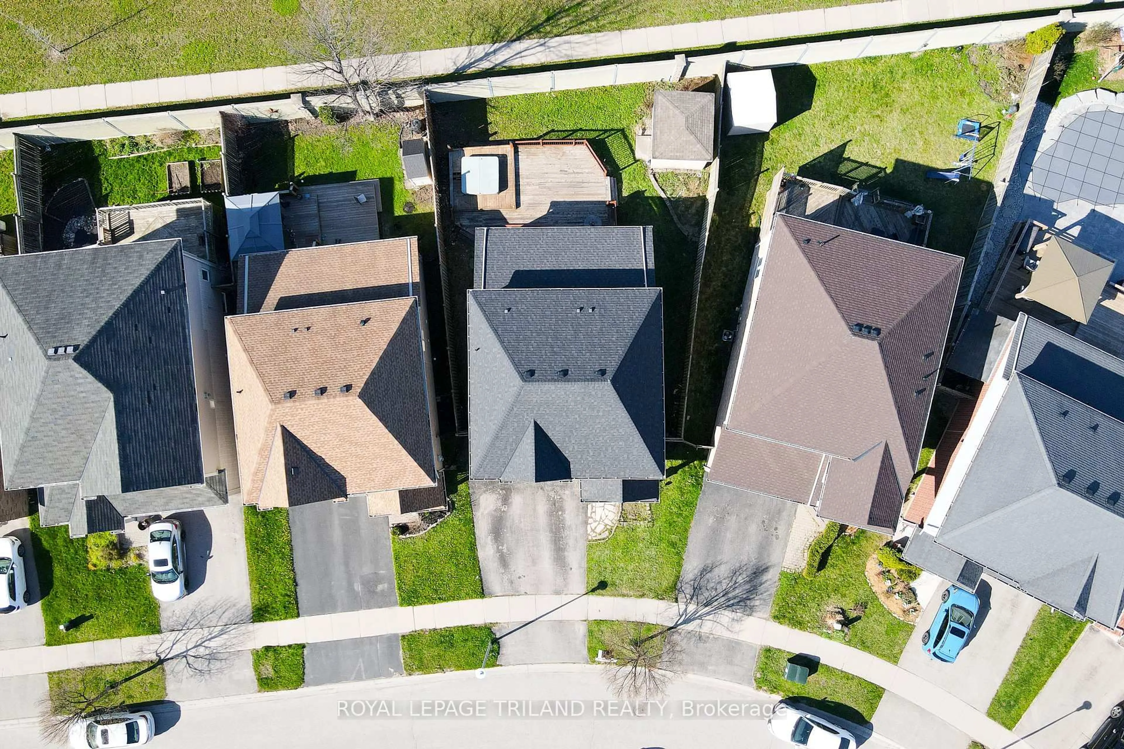 A pic from outside/outdoor area/front of a property/back of a property/a pic from drone, street for 685 North Leaksdale Circ, London South Ontario N6M 1M1