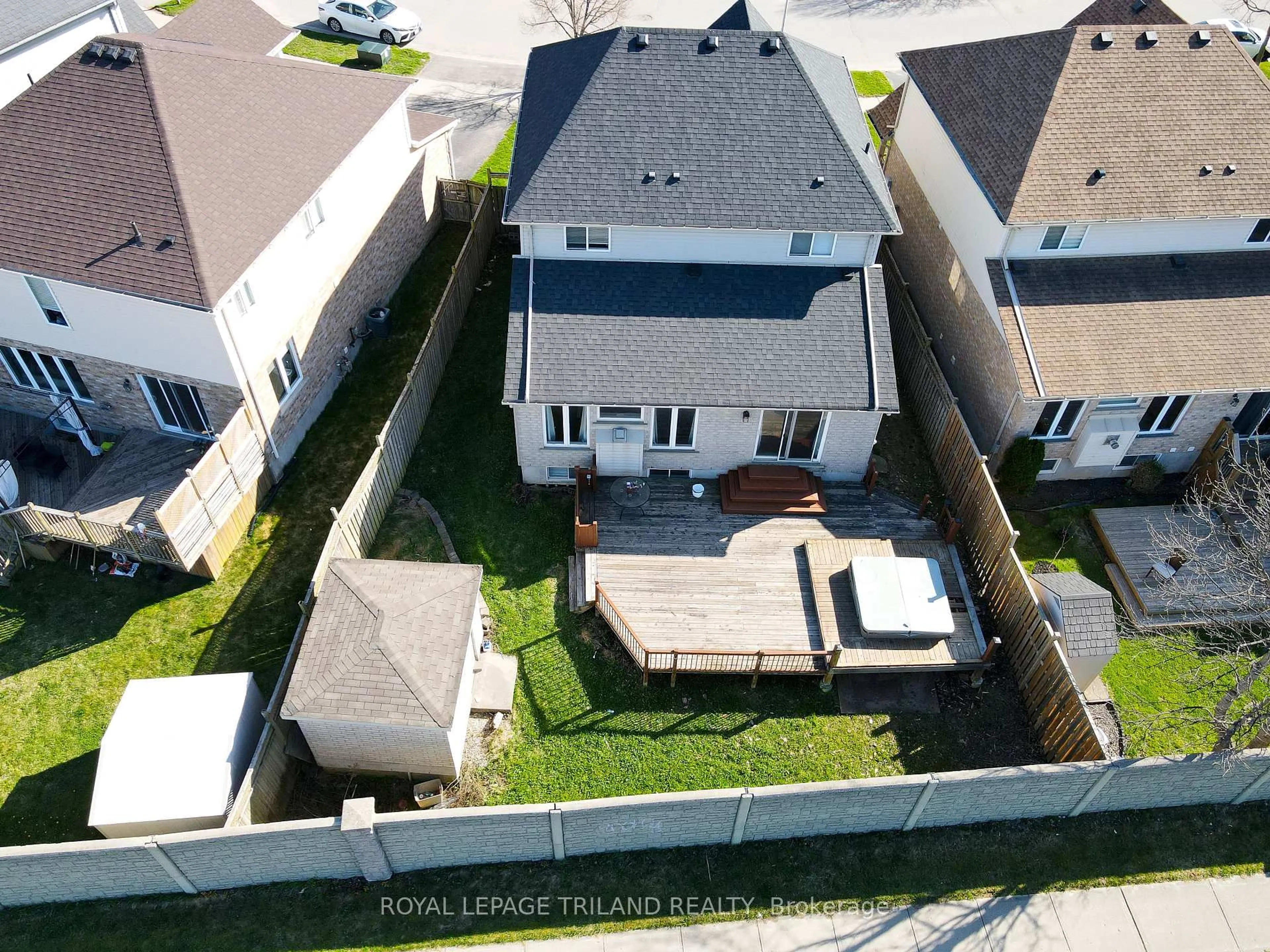A pic from outside/outdoor area/front of a property/back of a property/a pic from drone, street for 685 North Leaksdale Circ, London South Ontario N6M 1M1