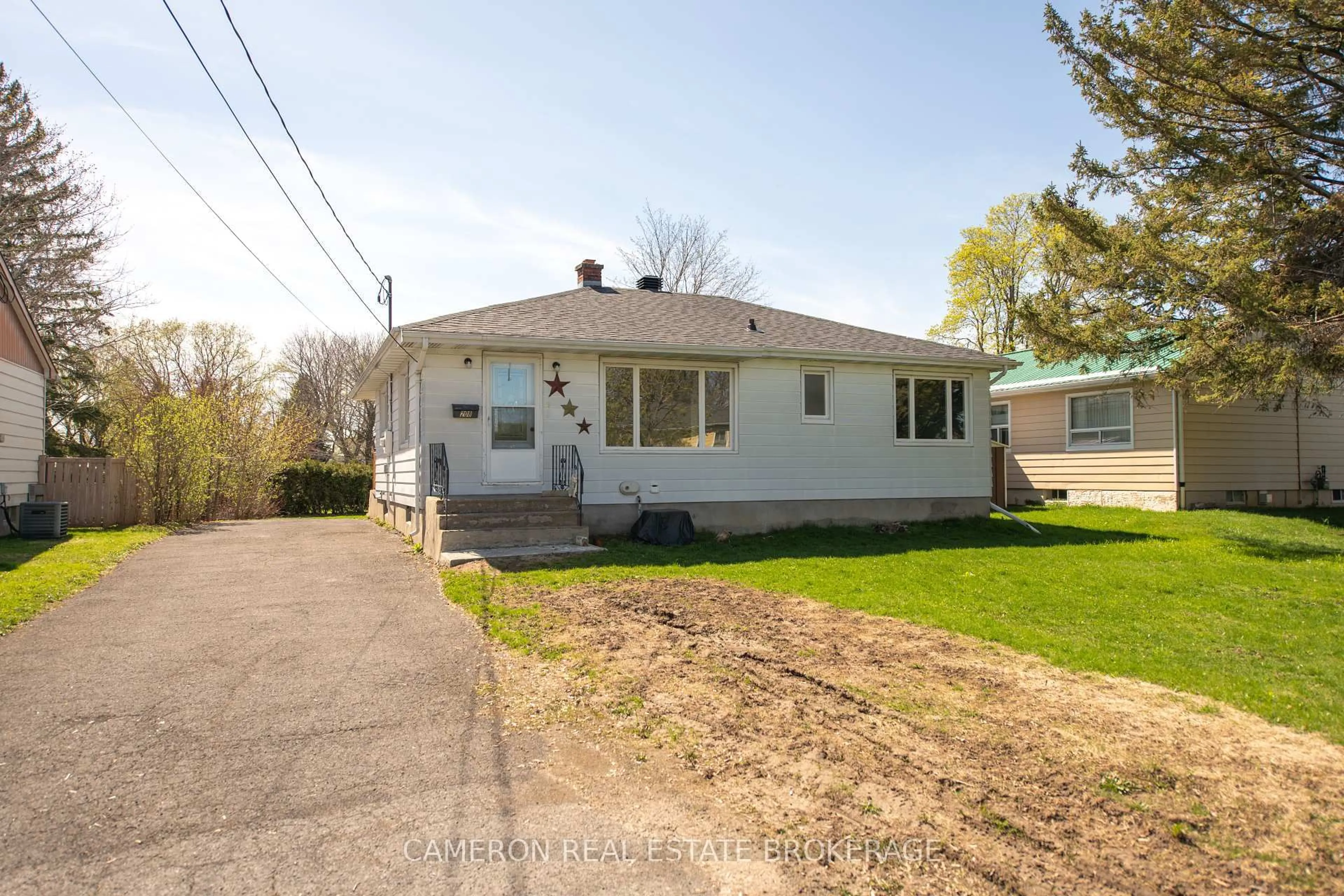 A pic from outside/outdoor area/front of a property/back of a property/a pic from drone, street for 208 Susan Ave, Cornwall Ontario K6J 2C5