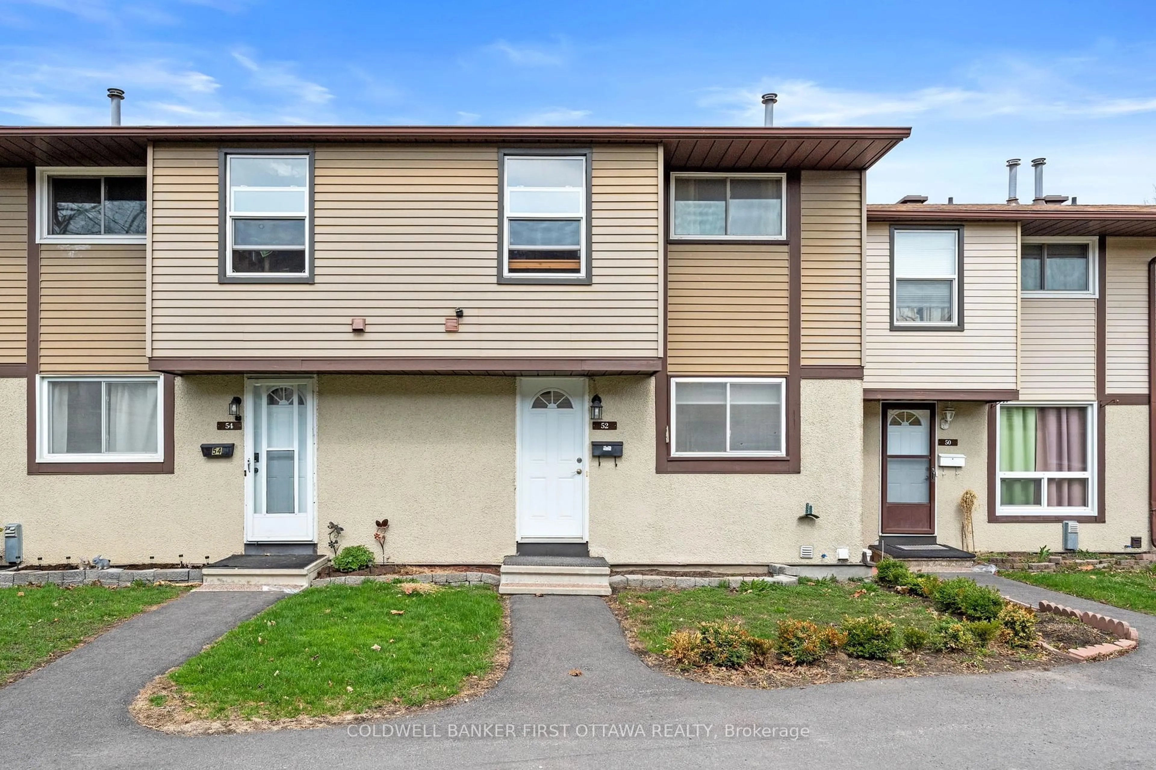 Home with vinyl exterior material, street for 2570 SOUTHVALE Cres #52, Ottawa Ontario K1B 5B7