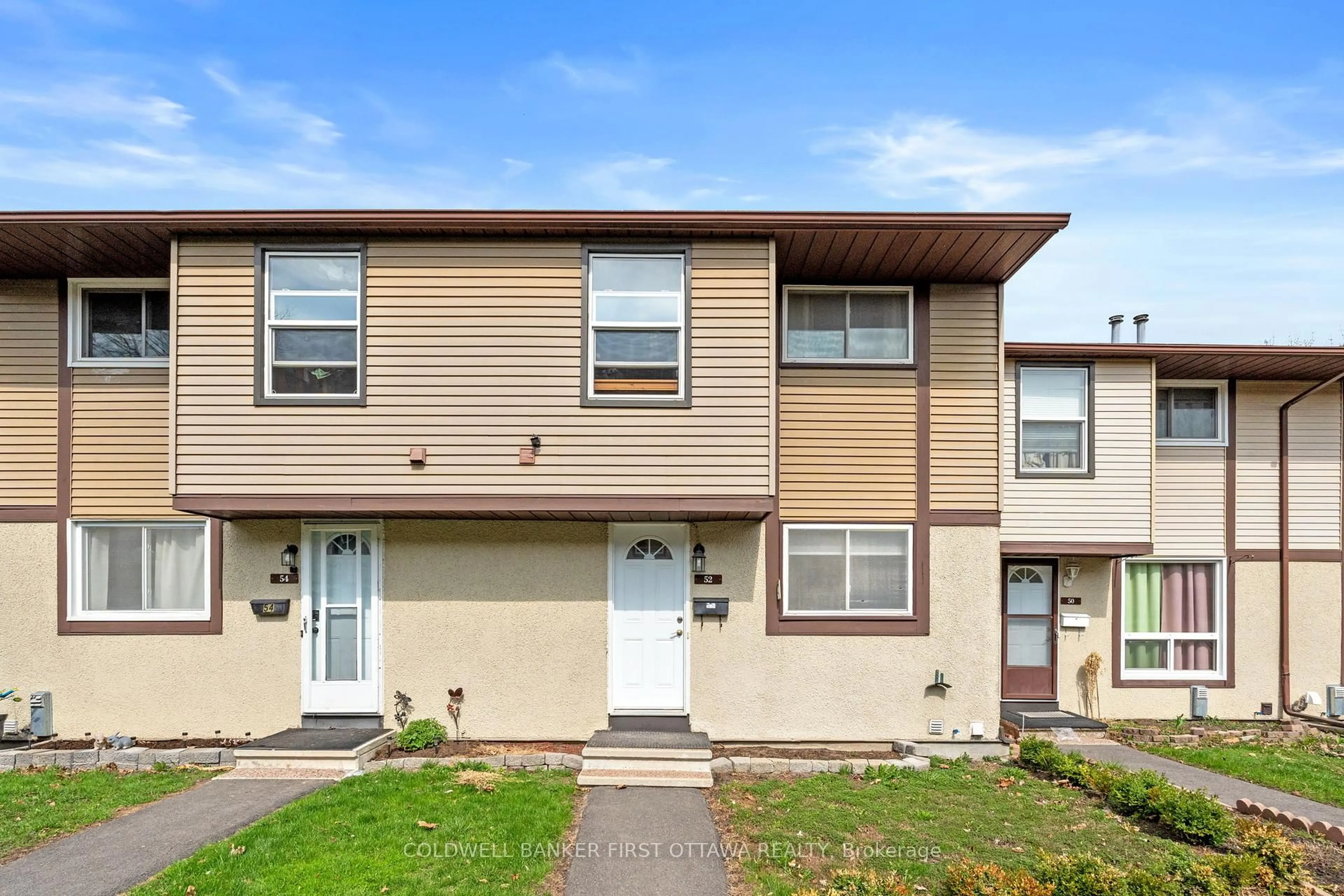 Home with vinyl exterior material, street for 2570 SOUTHVALE Cres #52, Ottawa Ontario K1B 5B7