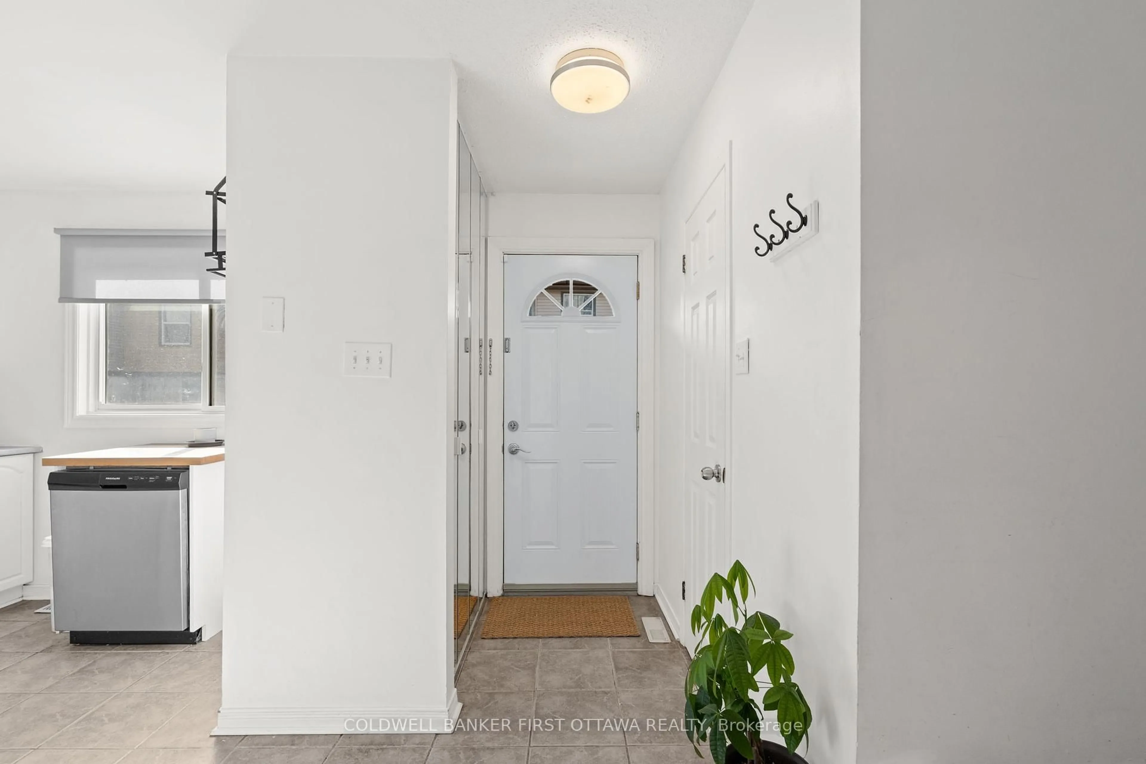 Indoor entryway for 2570 SOUTHVALE Cres #52, Ottawa Ontario K1B 5B7