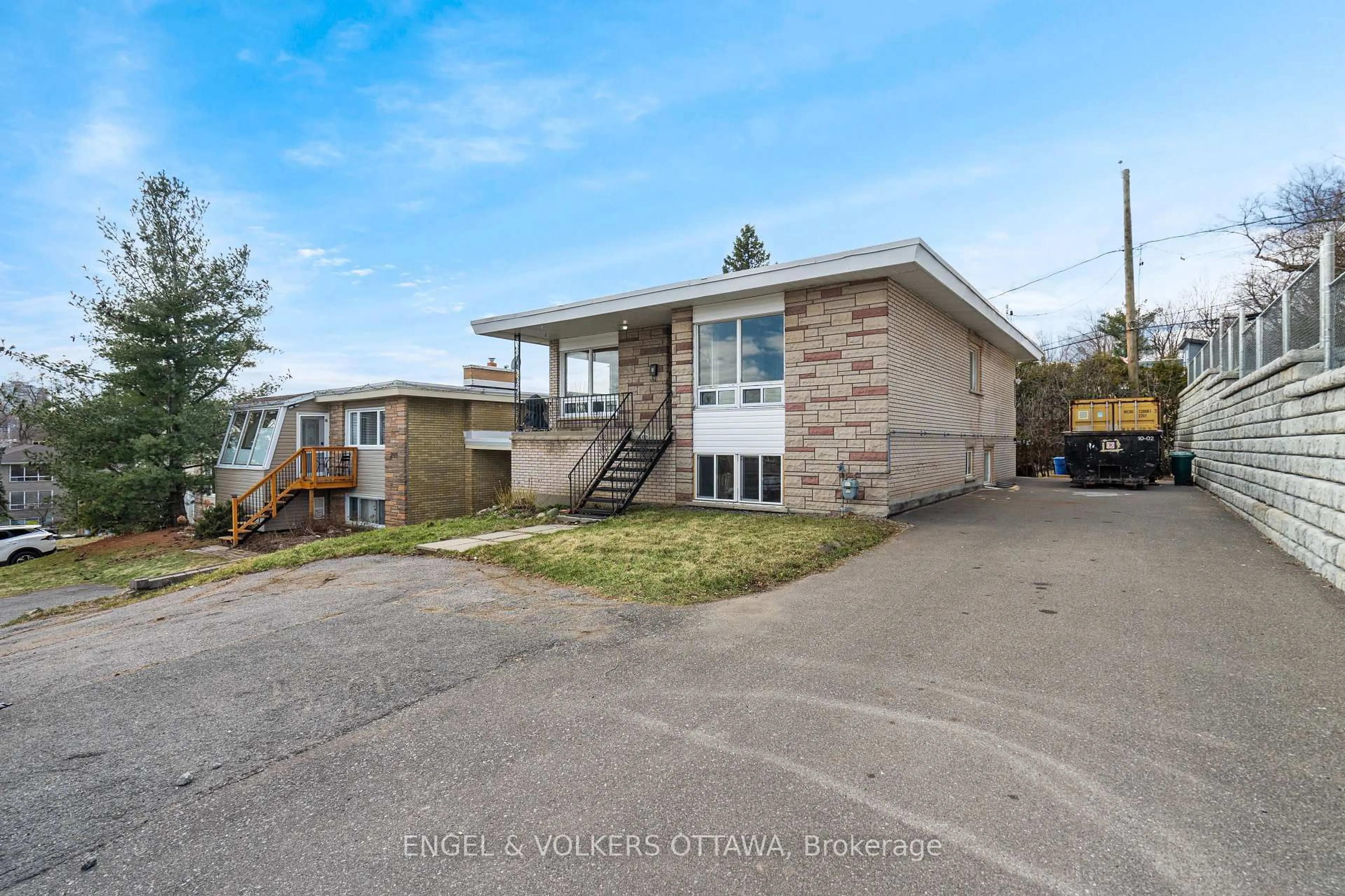 A pic from outside/outdoor area/front of a property/back of a property/a pic from drone, unknown for 267 MICHEL Circ, Ottawa Ontario K1L 7P4