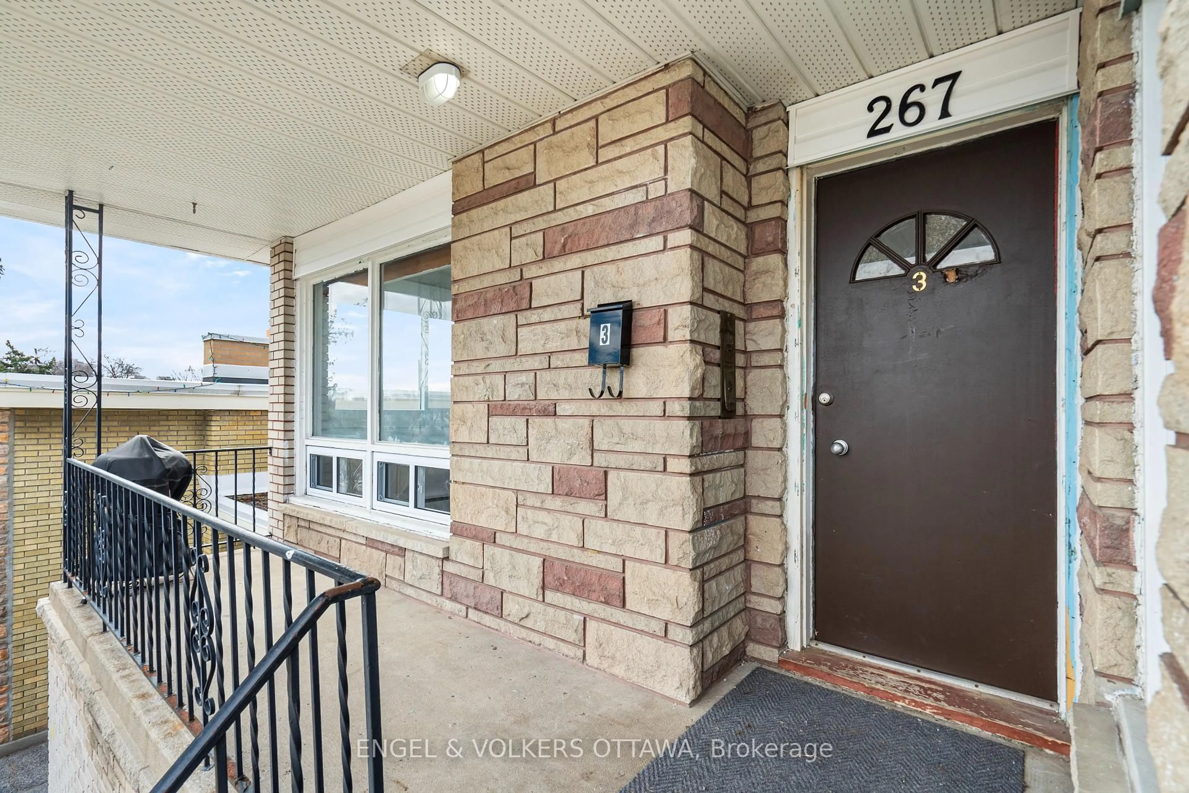 Indoor entryway for 267 MICHEL Circ, Ottawa Ontario K1L 7P4
