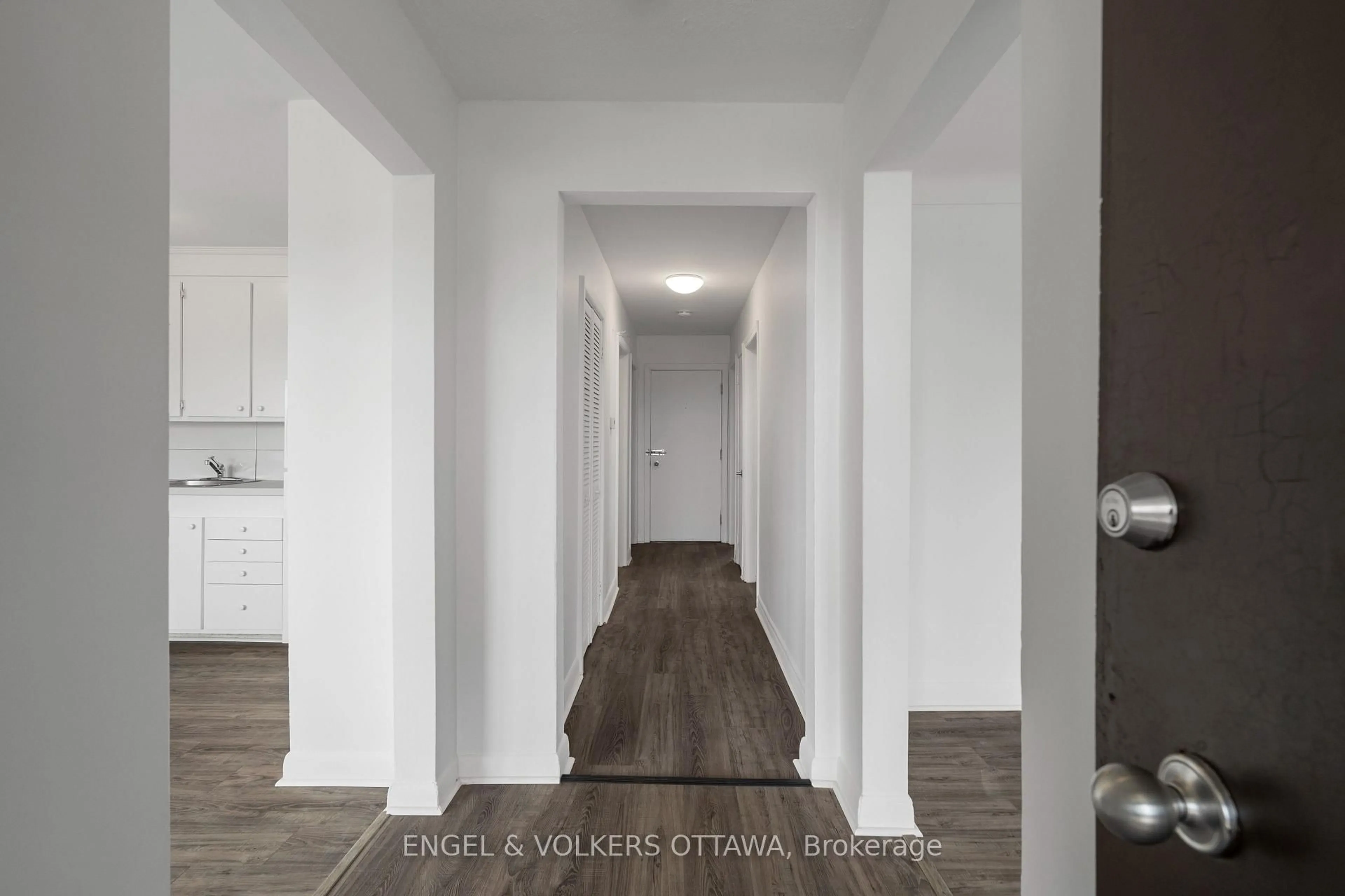 Indoor entryway for 267 MICHEL Circ, Ottawa Ontario K1L 7P4