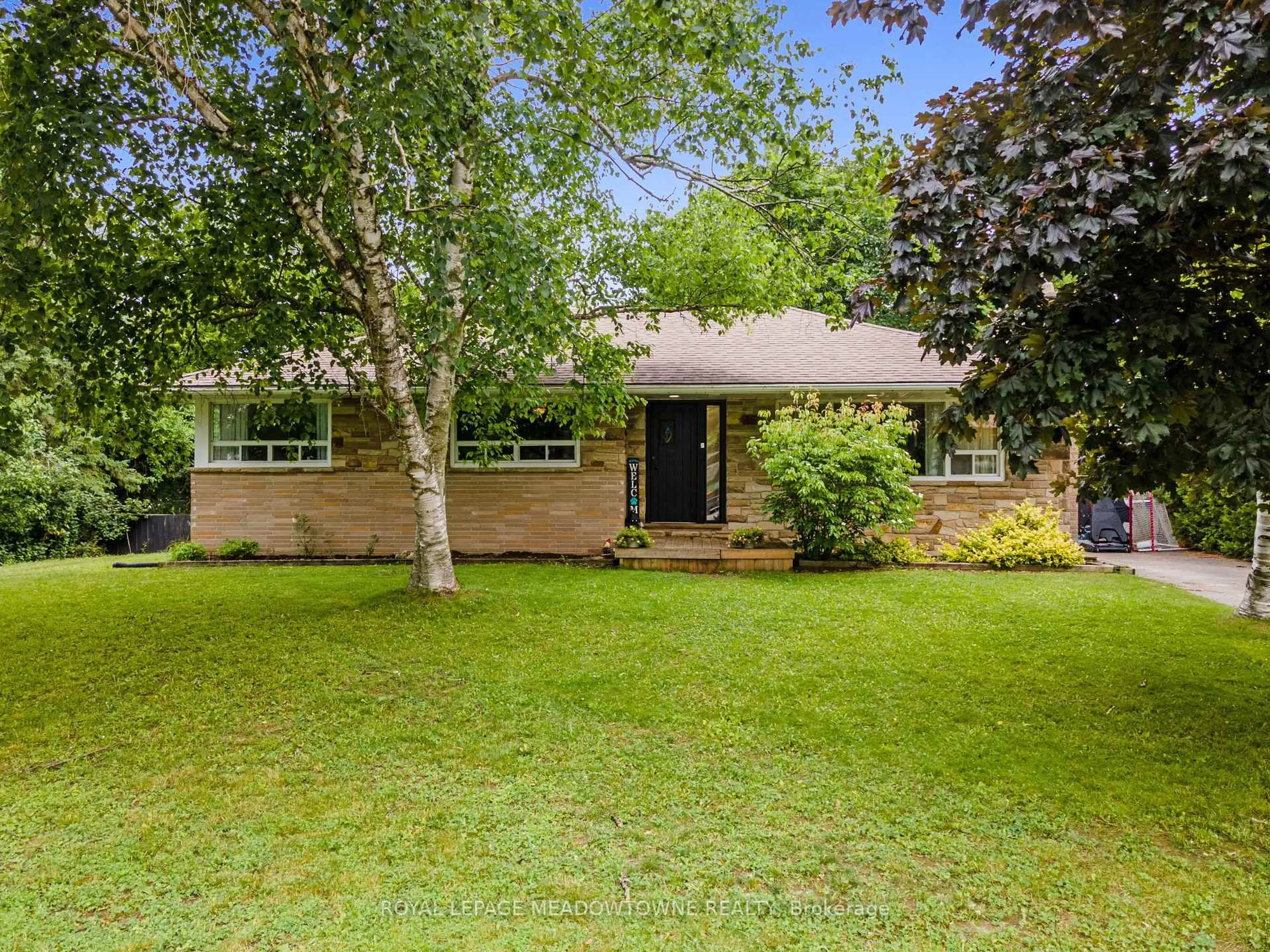 A pic from outside/outdoor area/front of a property/back of a property/a pic from drone, street for 16 Carberry St, Erin Ontario N0B 1T0