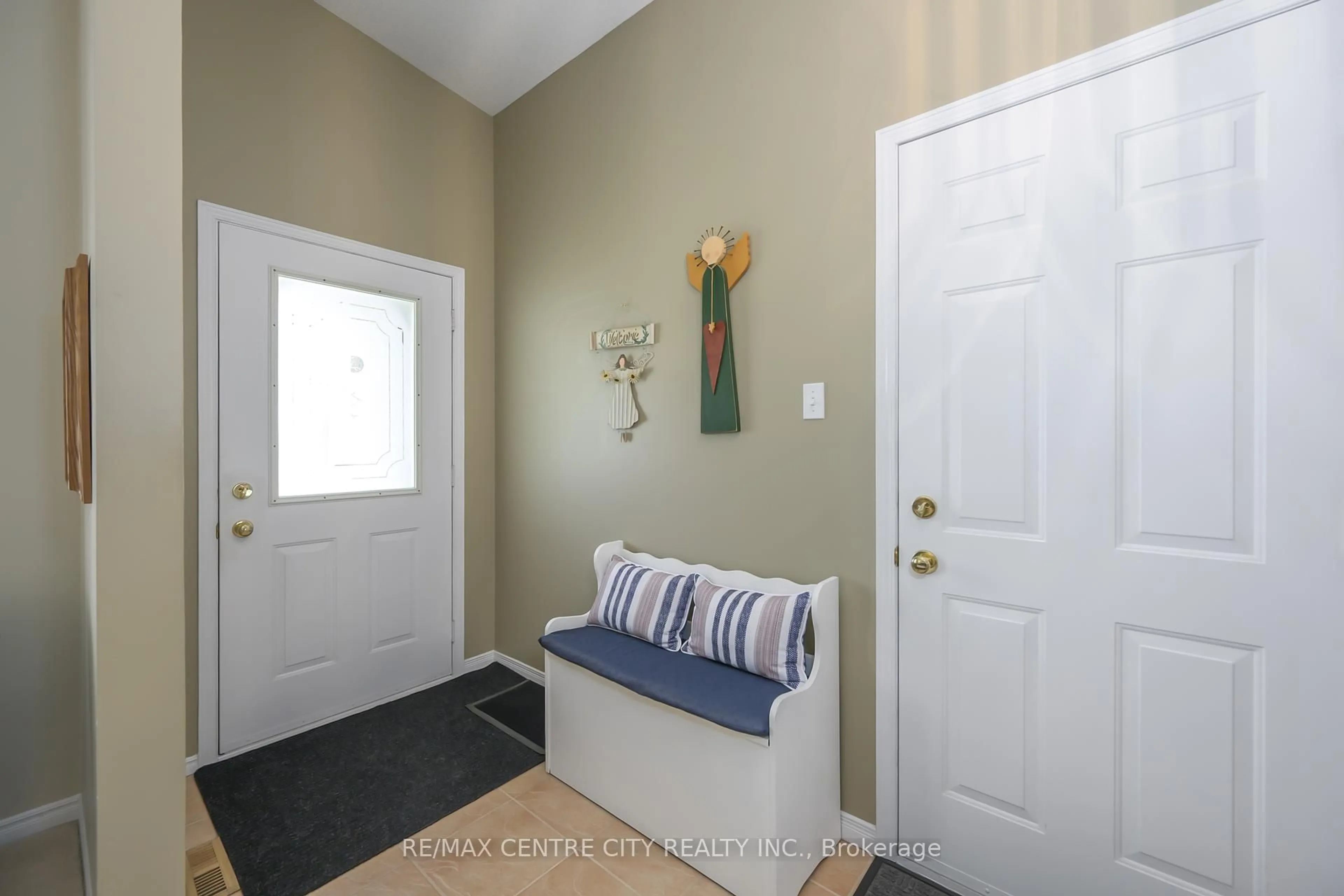 Indoor entryway for 22 Kingsbridge St, London East Ontario N5V 4S9