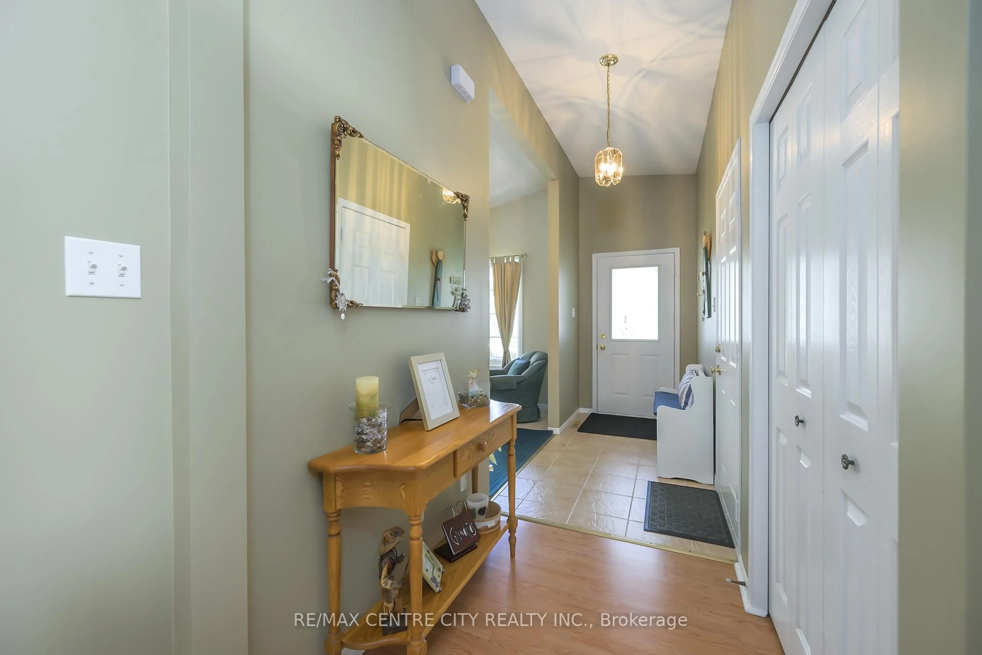 Indoor entryway for 22 Kingsbridge St, London East Ontario N5V 4S9