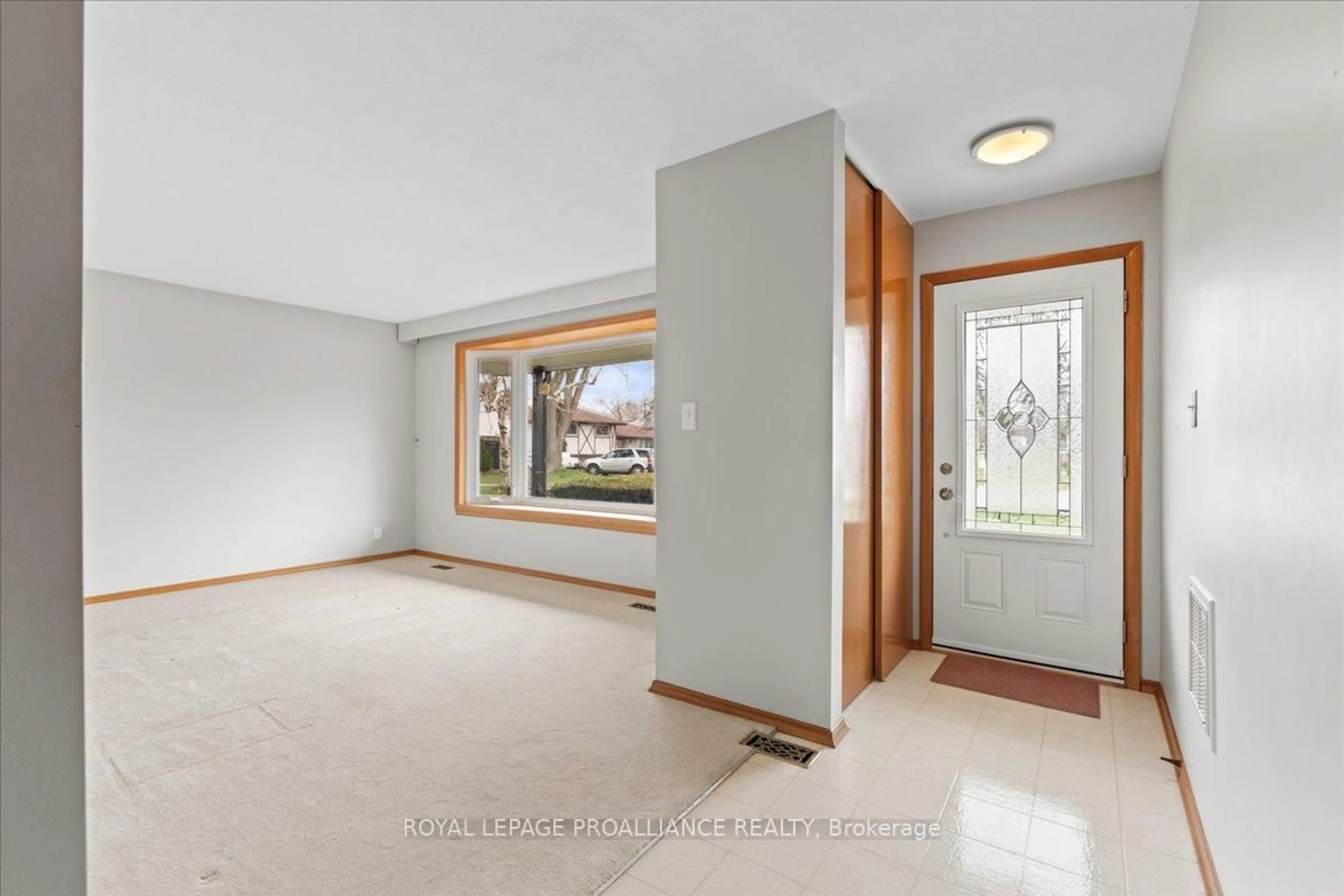 Indoor foyer for 15 Glenarden Cres, Belleville Ontario K8P 2B9