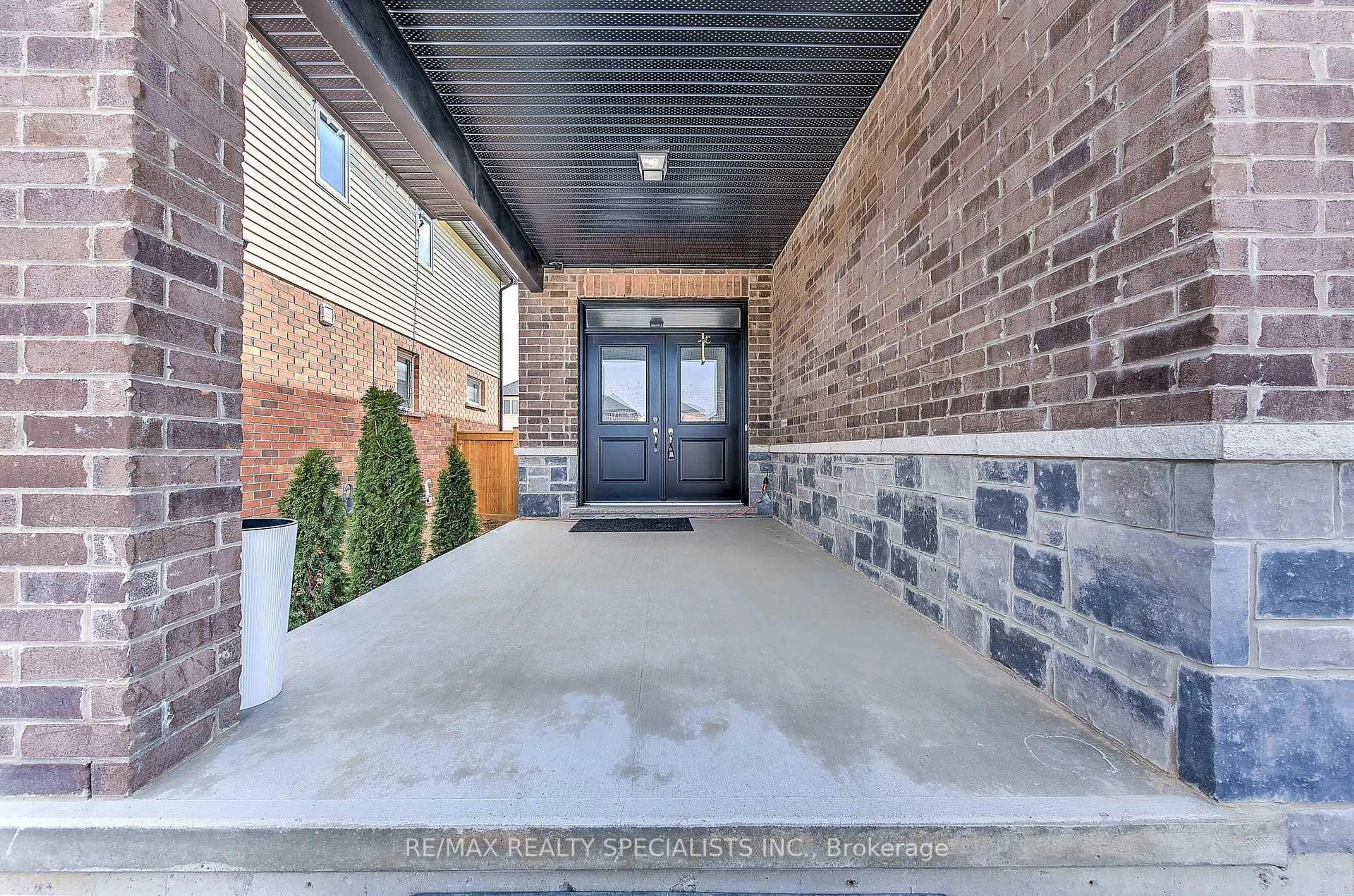 Indoor entryway for 2925 Lemieux Walk, London South Ontario N6M 0H2