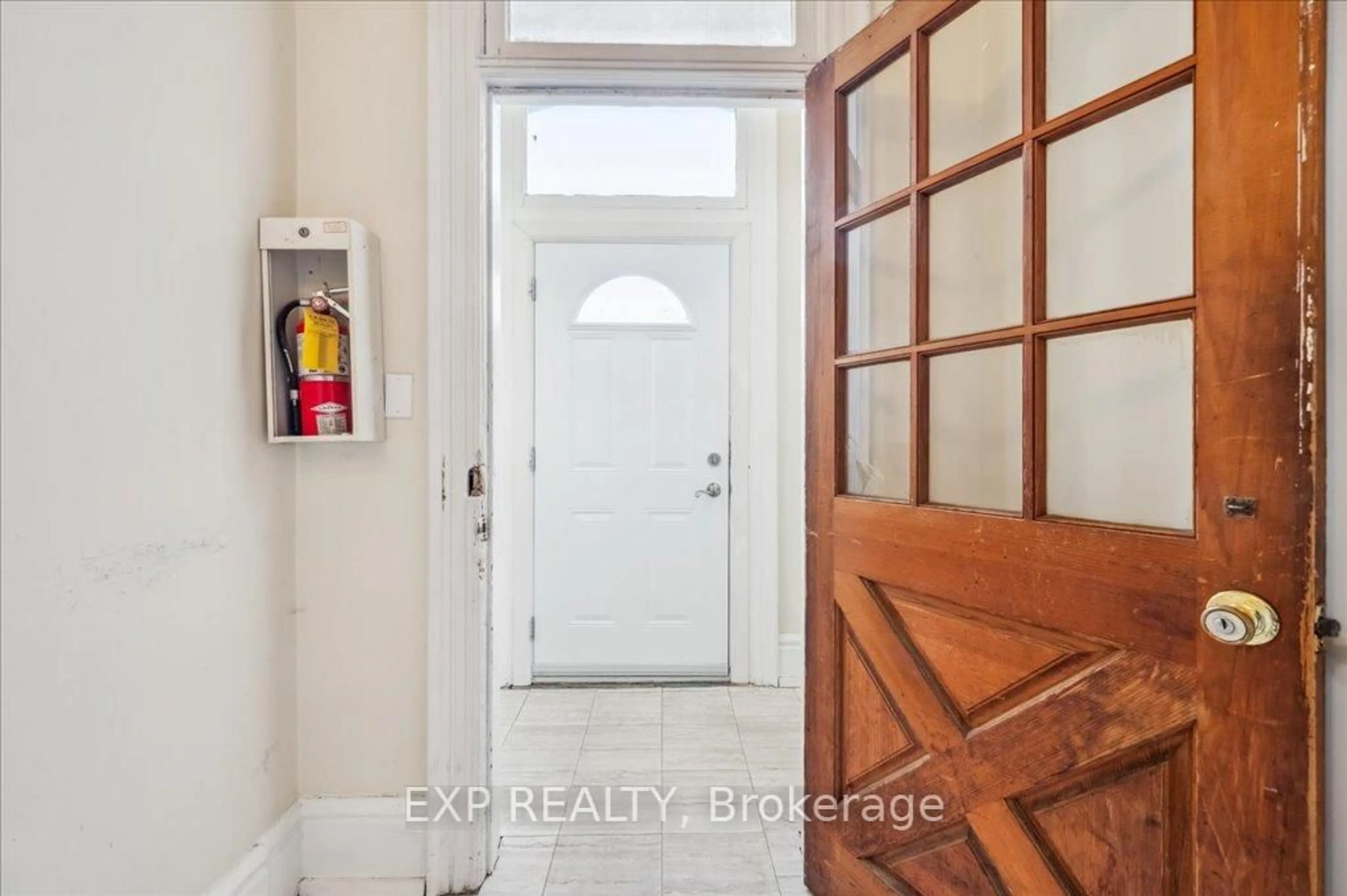Indoor entryway for 228 Hunter St, Hamilton Ontario L8N 1N2