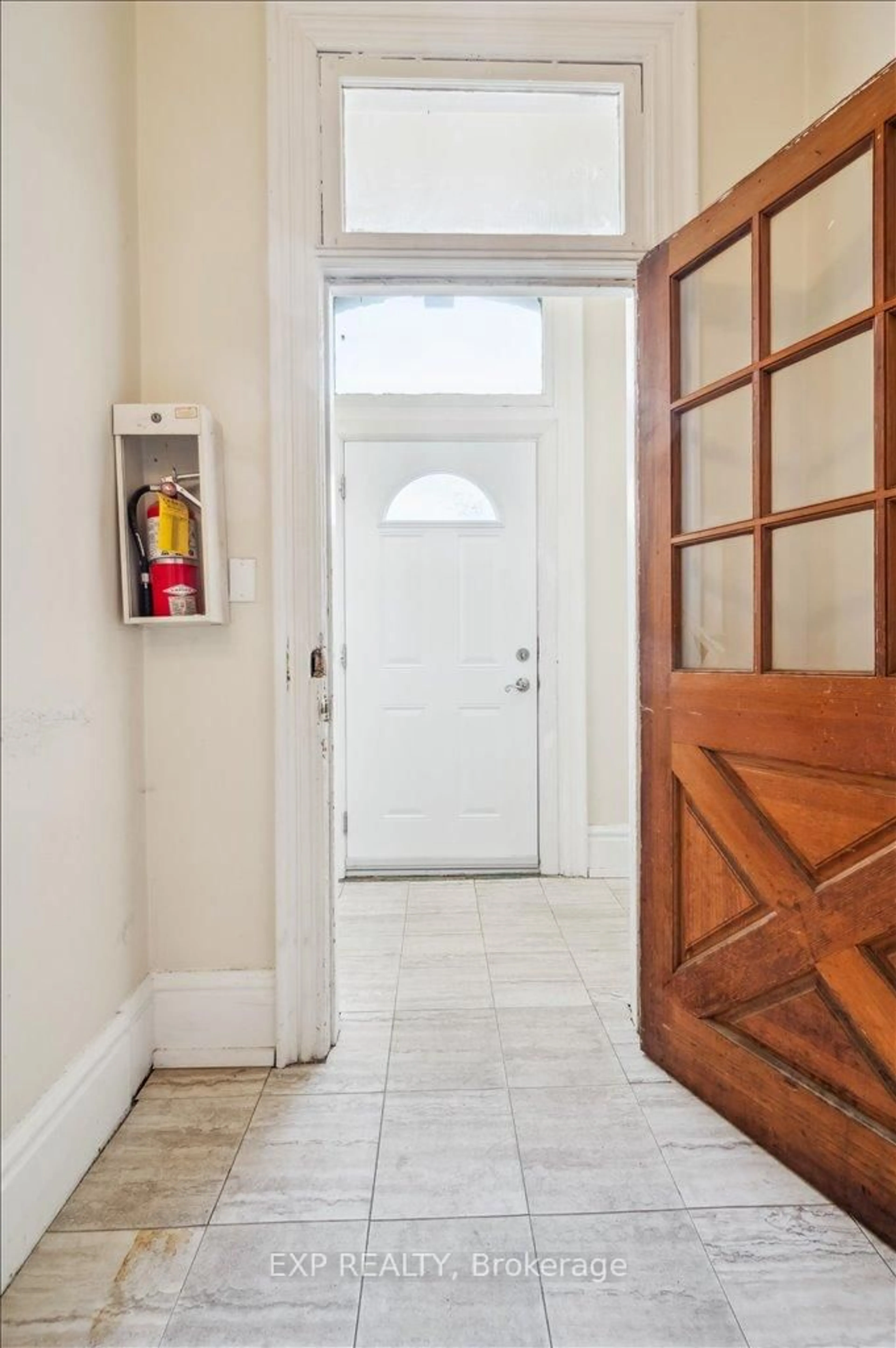 Indoor entryway for 228 Hunter St, Hamilton Ontario L8N 1N2