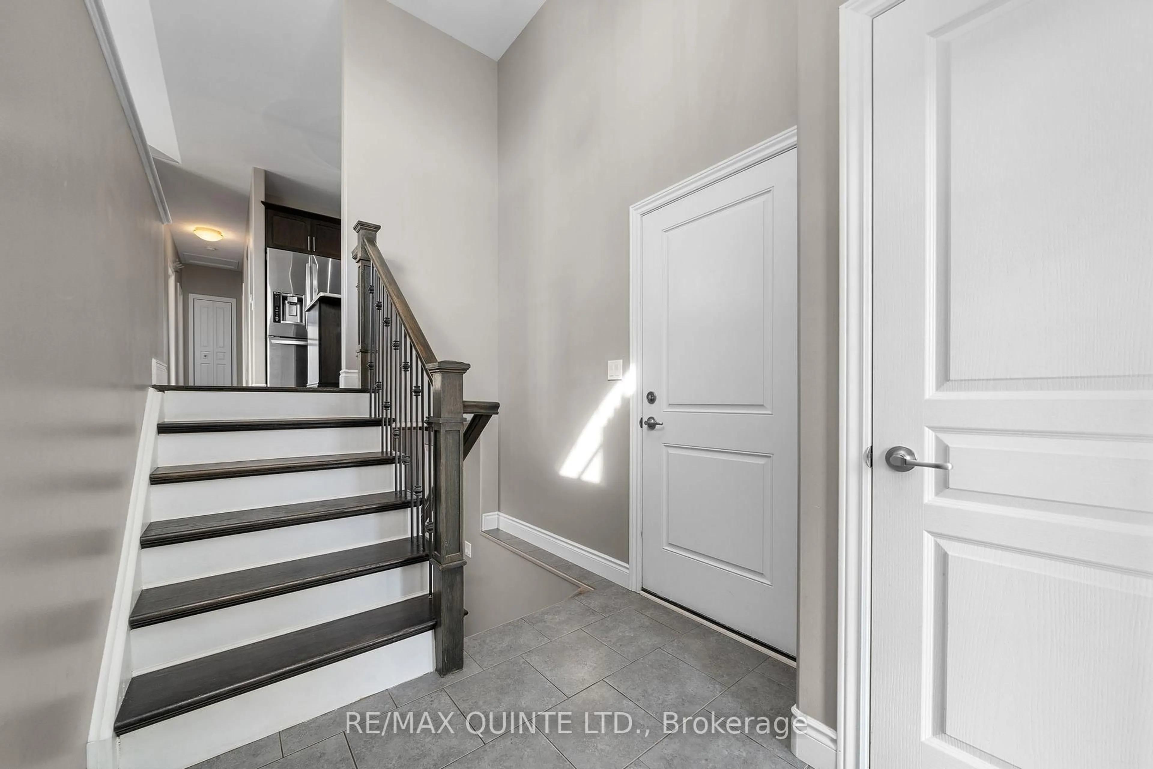 Indoor entryway for 3 Walnut Cres, Belleville Ontario K8N 0E4