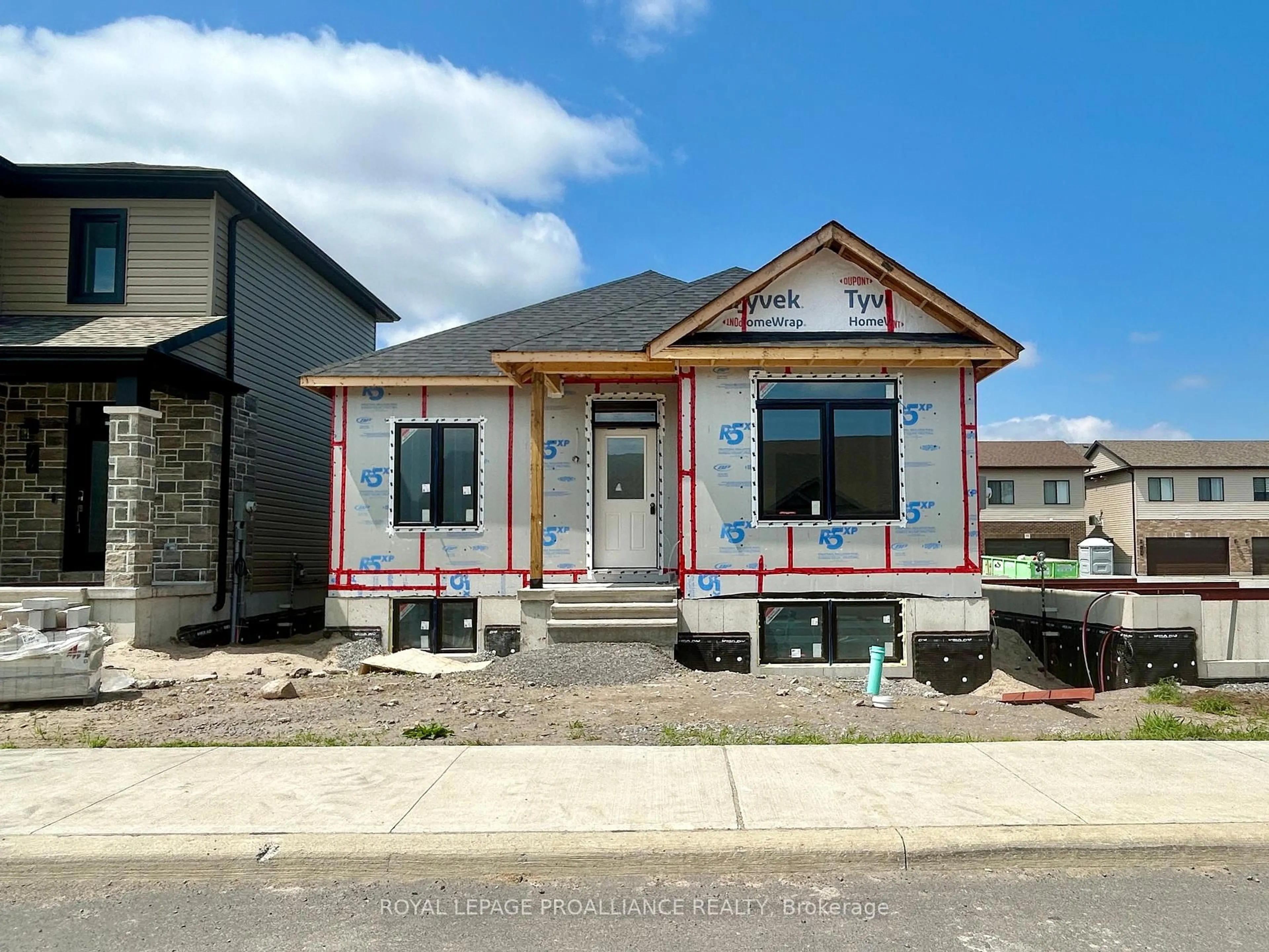 Home with vinyl exterior material, building for 81 Athabaska Dr, Belleville Ontario K8N 0T1