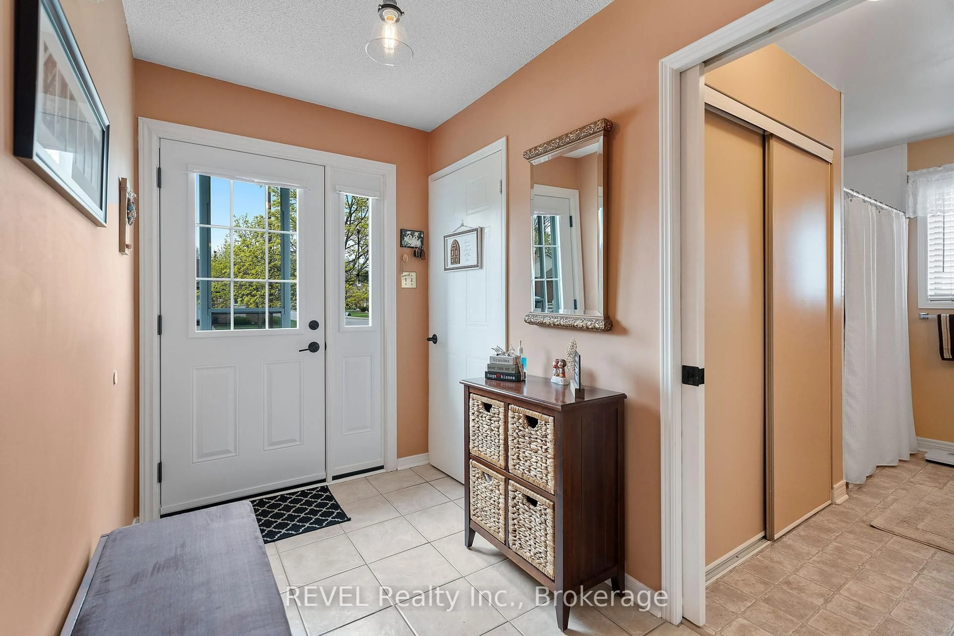 Indoor entryway for 122 Bunting Rd #55, St. Catharines Ontario L2P 3X7