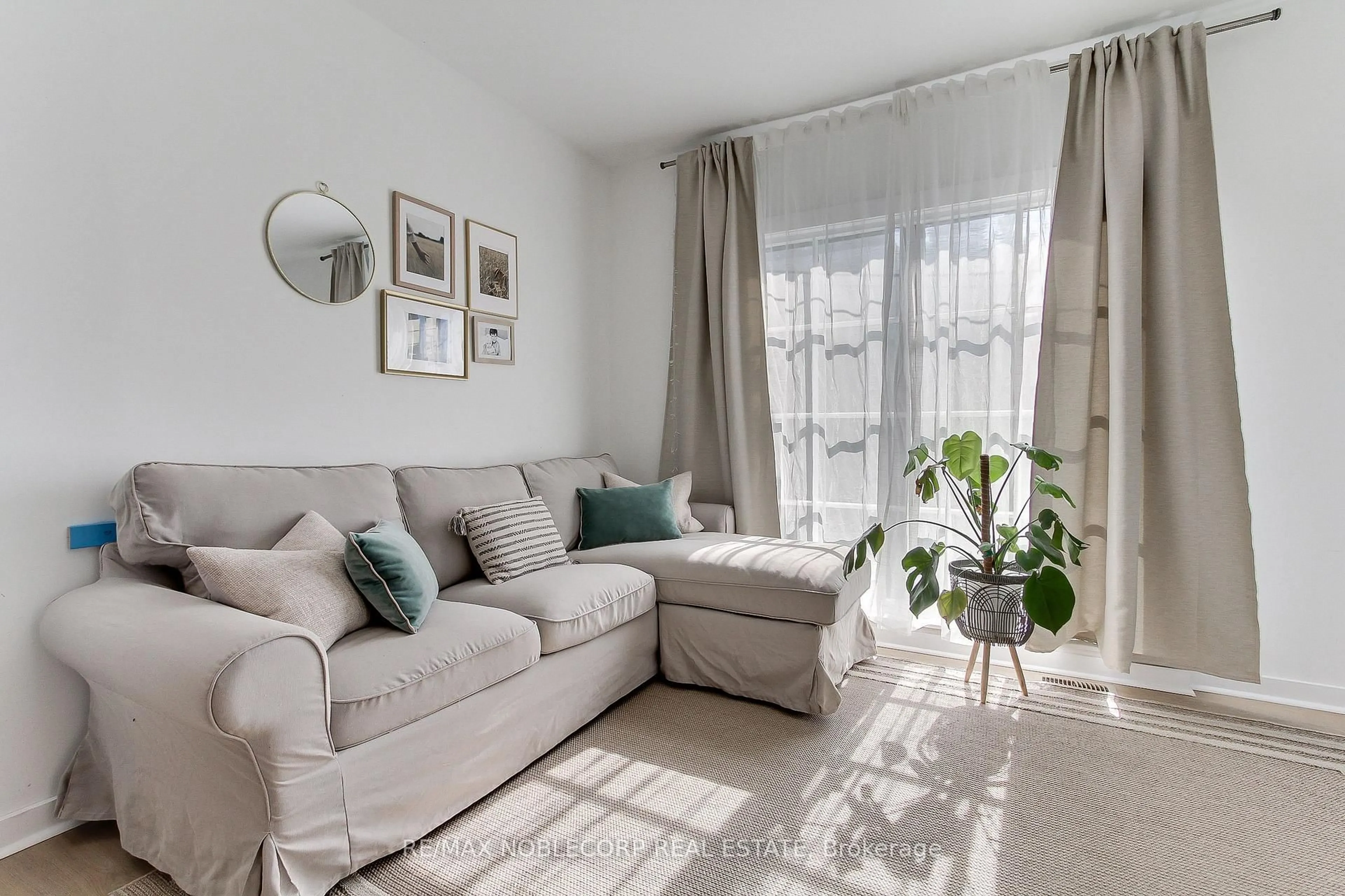 Living room with furniture, unknown for 174 East 31st. St, Hamilton Ontario L8V 3P5