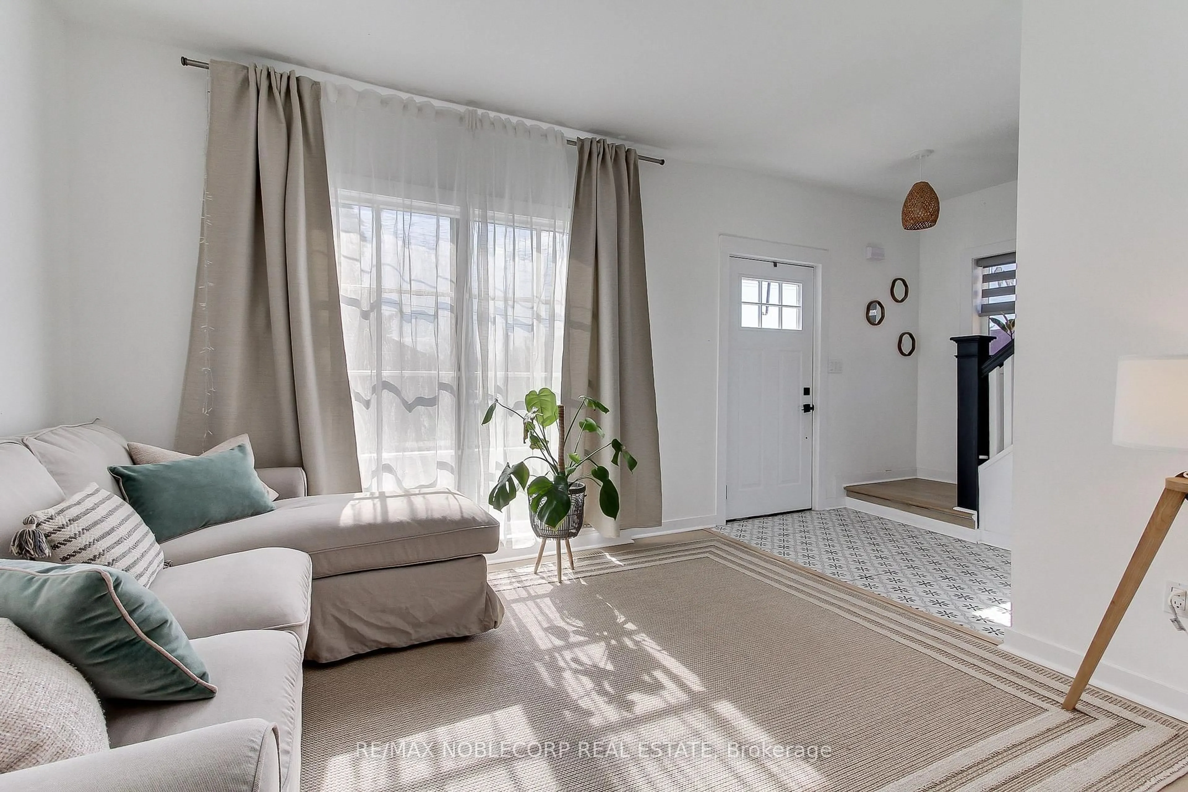 Living room with furniture, unknown for 174 East 31st. St, Hamilton Ontario L8V 3P5