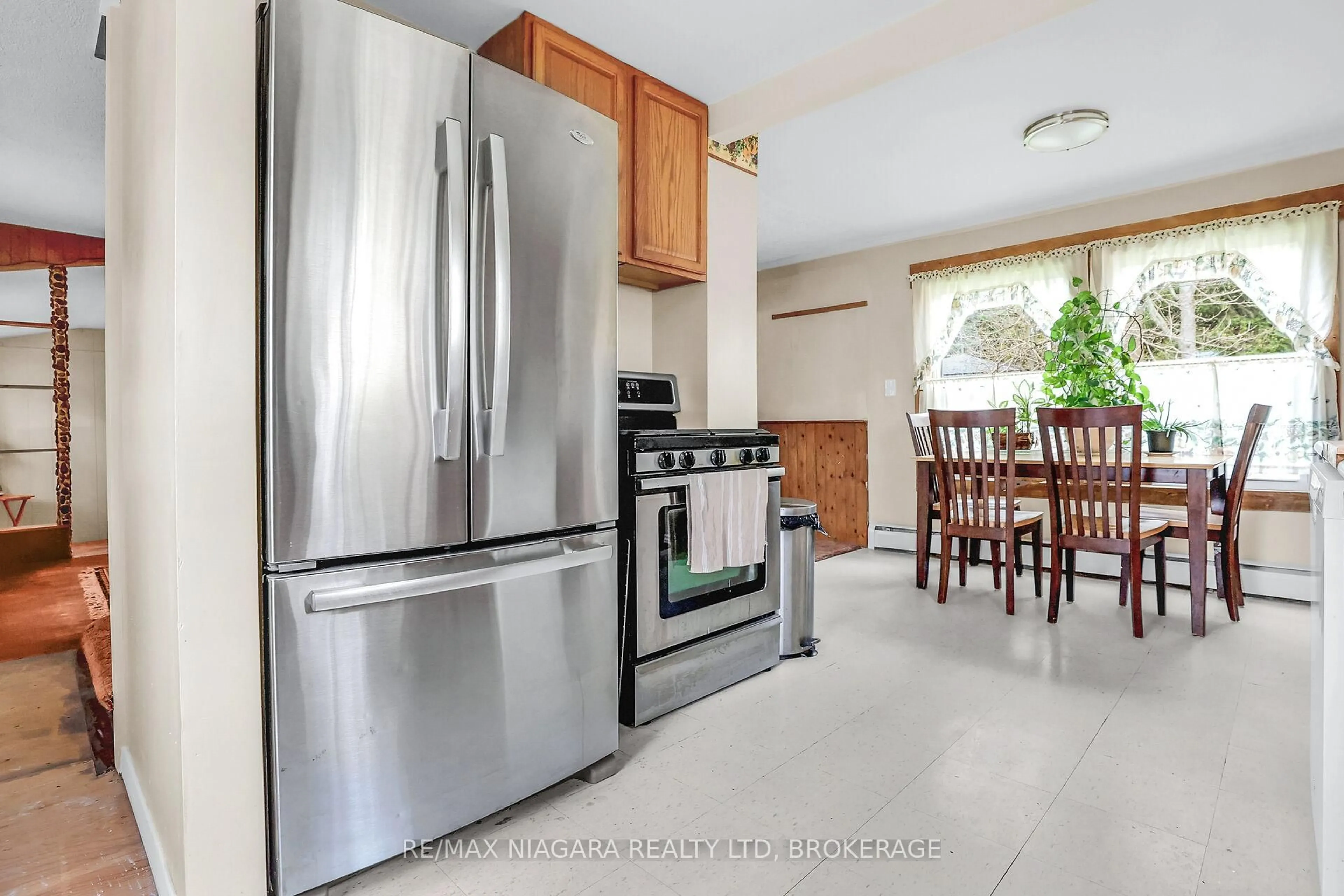 Standard kitchen, ceramic/tile floor for 235 Burleigh Rd, Fort Erie Ontario L0S 1N0