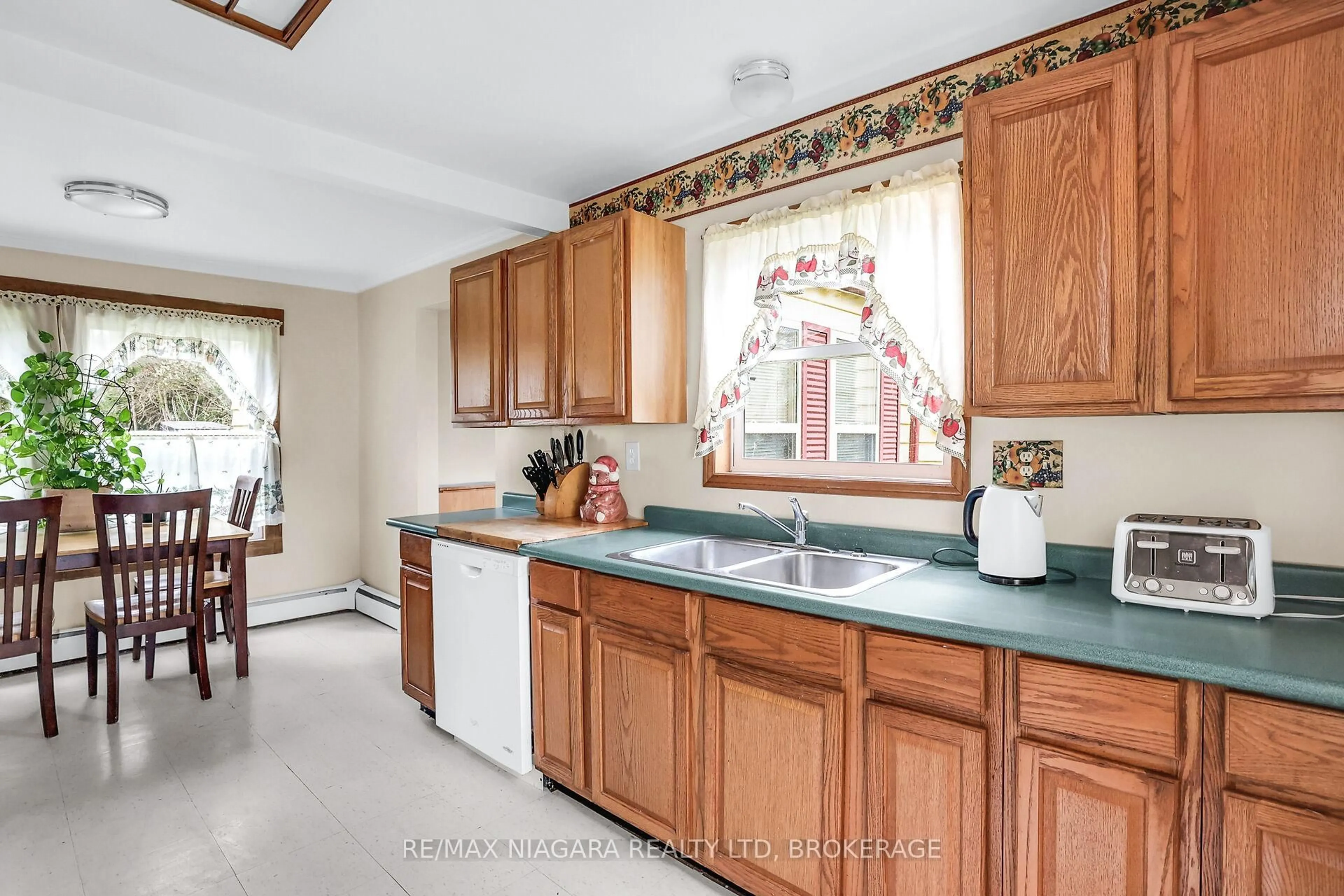 Standard kitchen, ceramic/tile floor for 235 Burleigh Rd, Fort Erie Ontario L0S 1N0