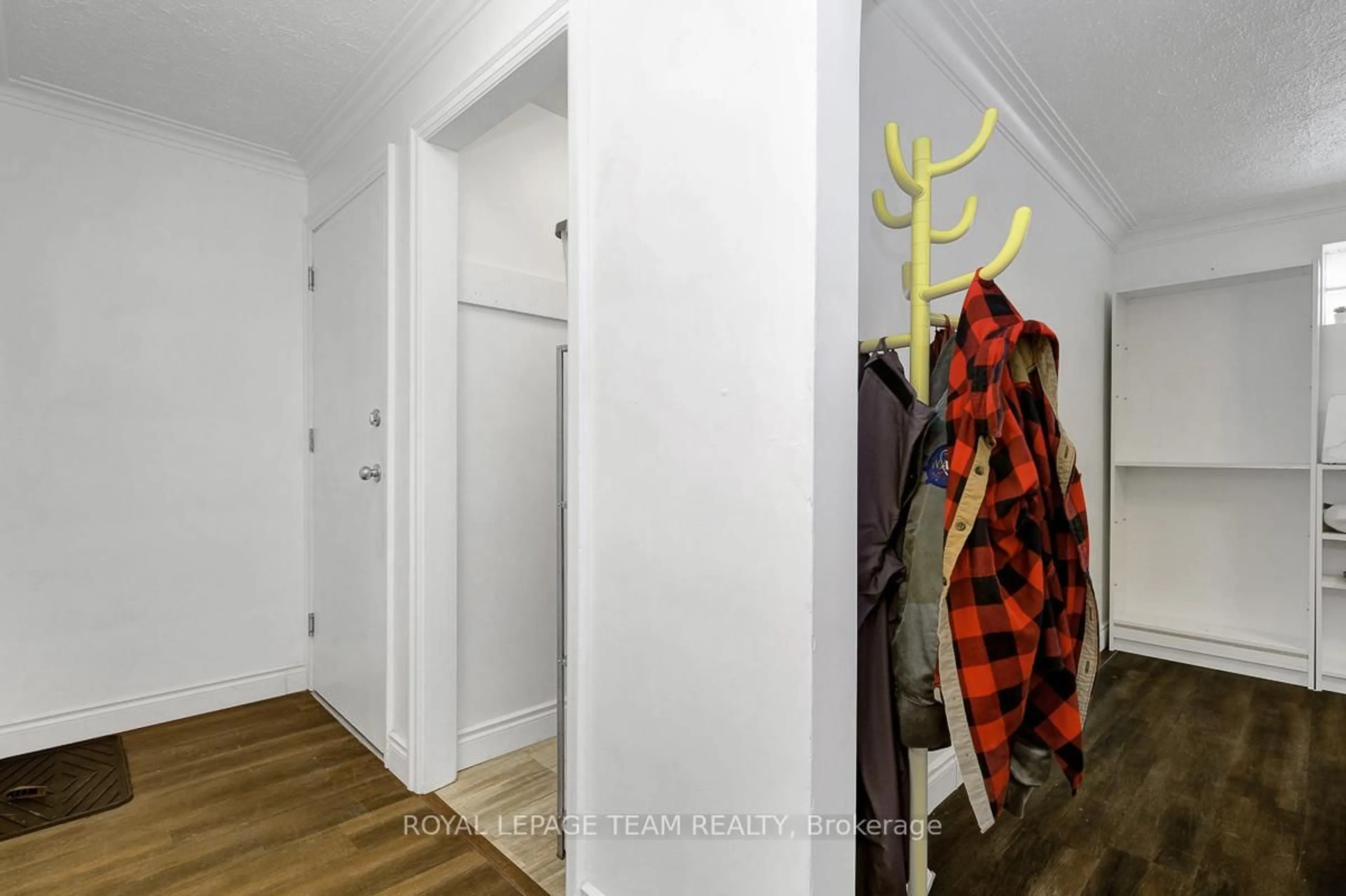 Indoor entryway for 383 Main St, Ottawa Ontario K1S 1E2