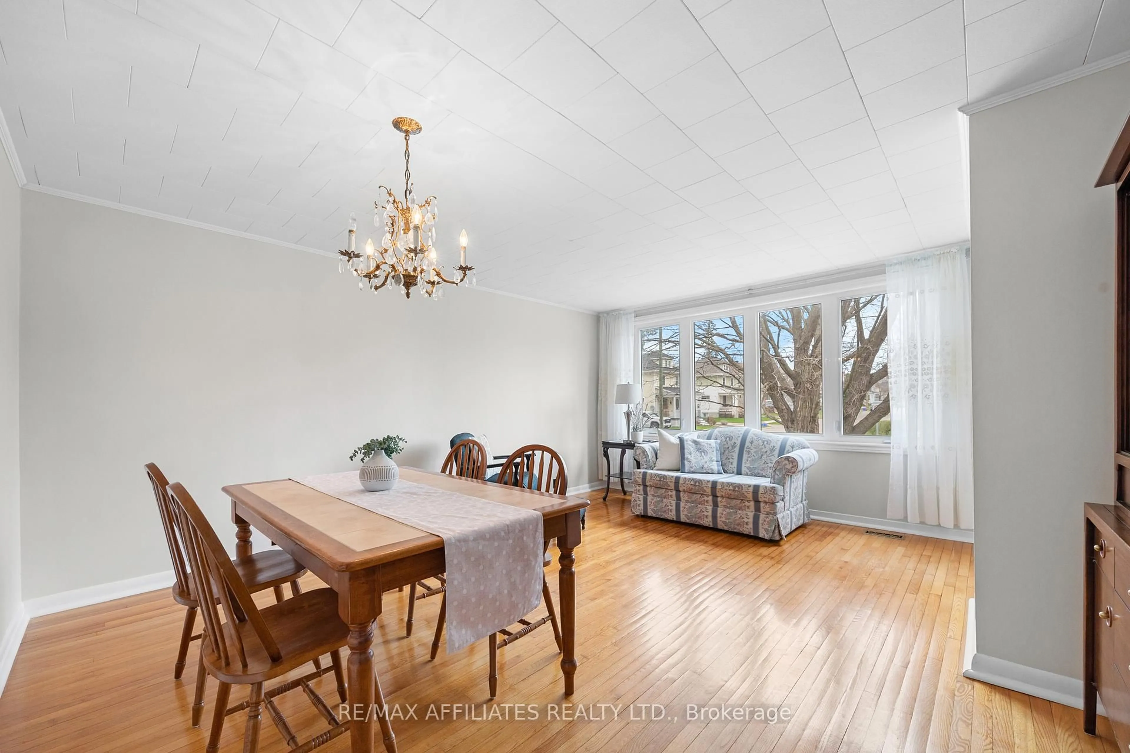 Dining room, wood/laminate floor for 12 Sinclair St, Perth Ontario K7H 2R5