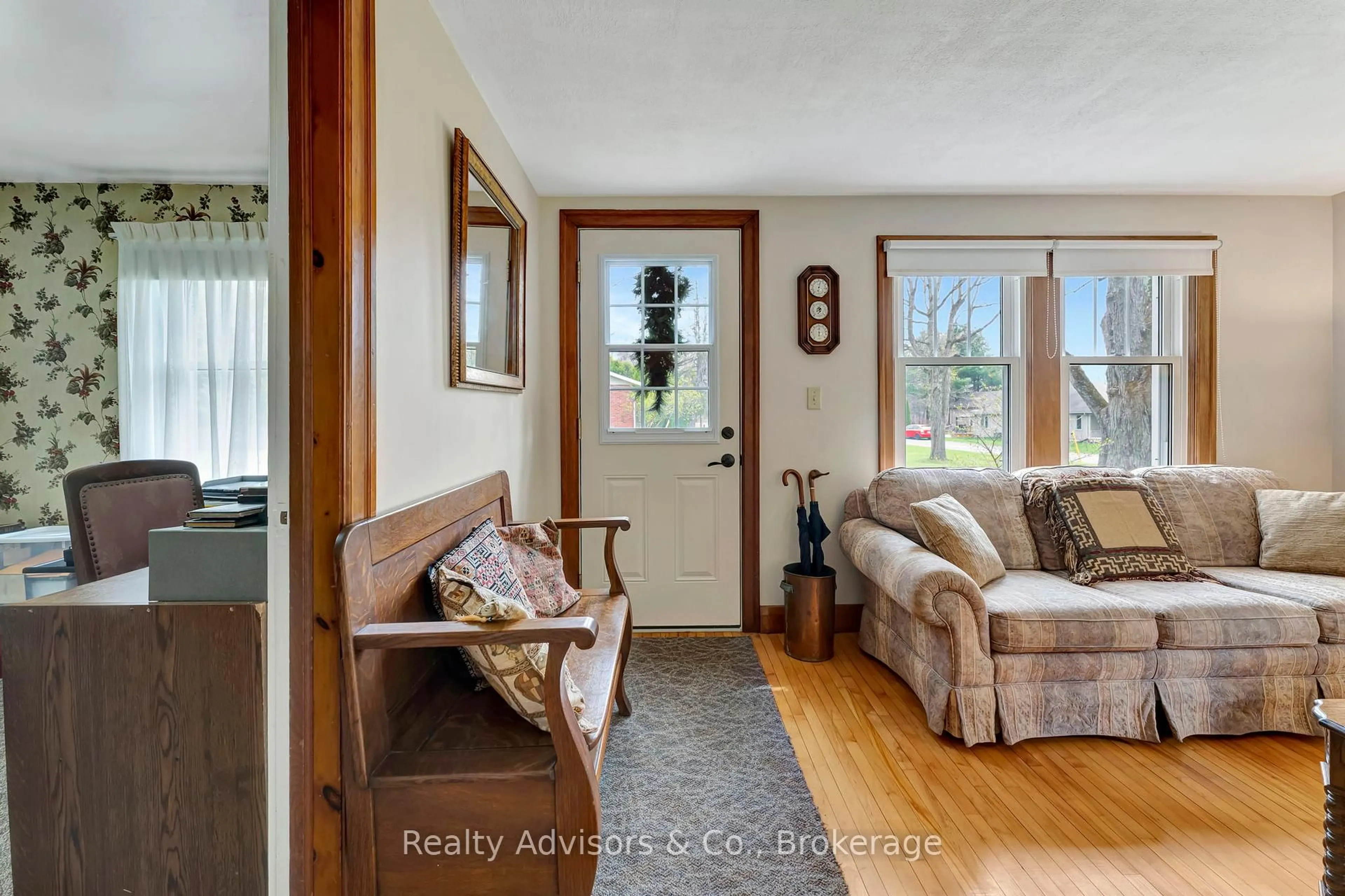 Indoor entryway for 1077 La Plante Rd, Tillsonburg Ontario N4G 4G9