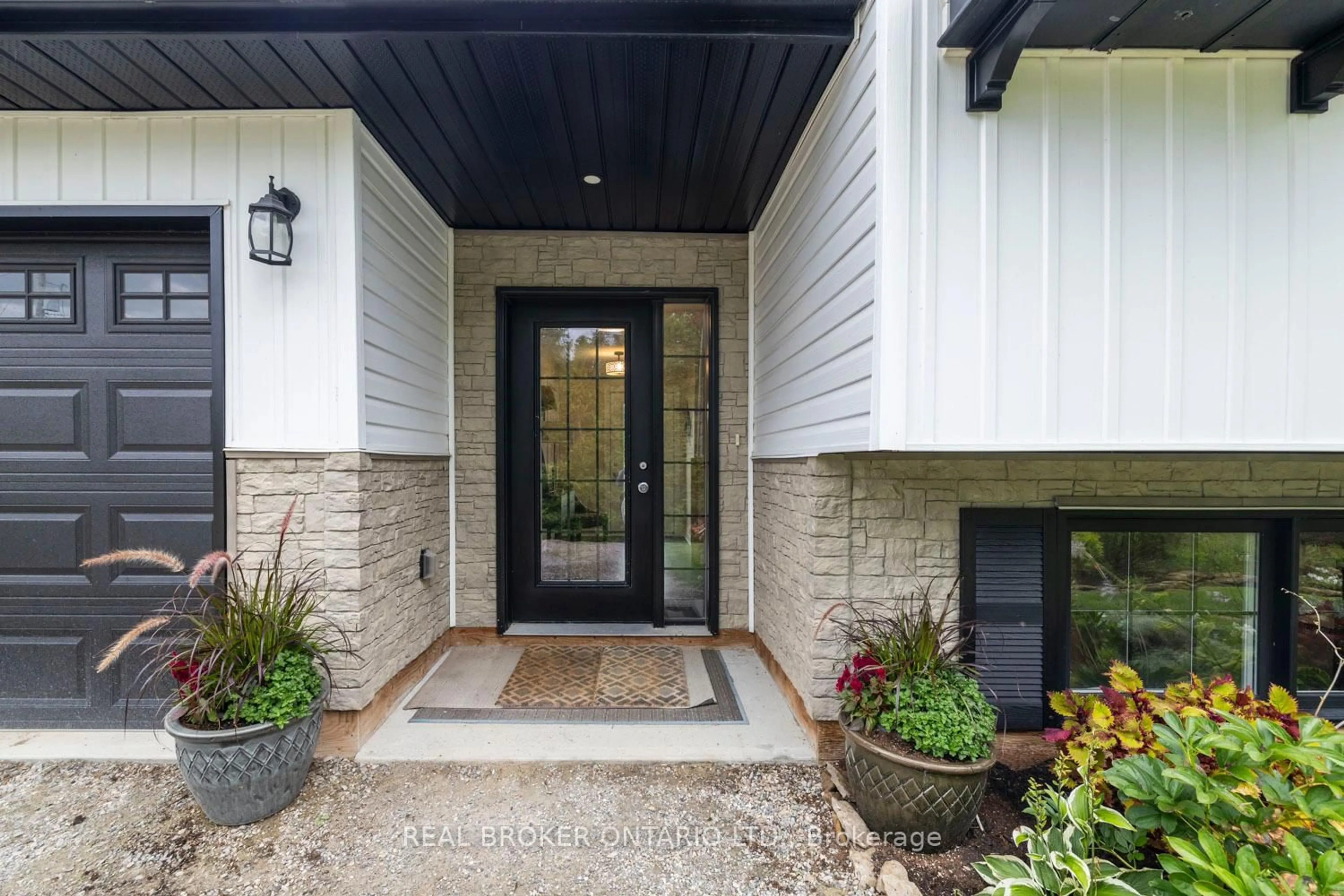 Indoor entryway for 486 CODE Dr, Smiths Falls Ontario K7A 4S6