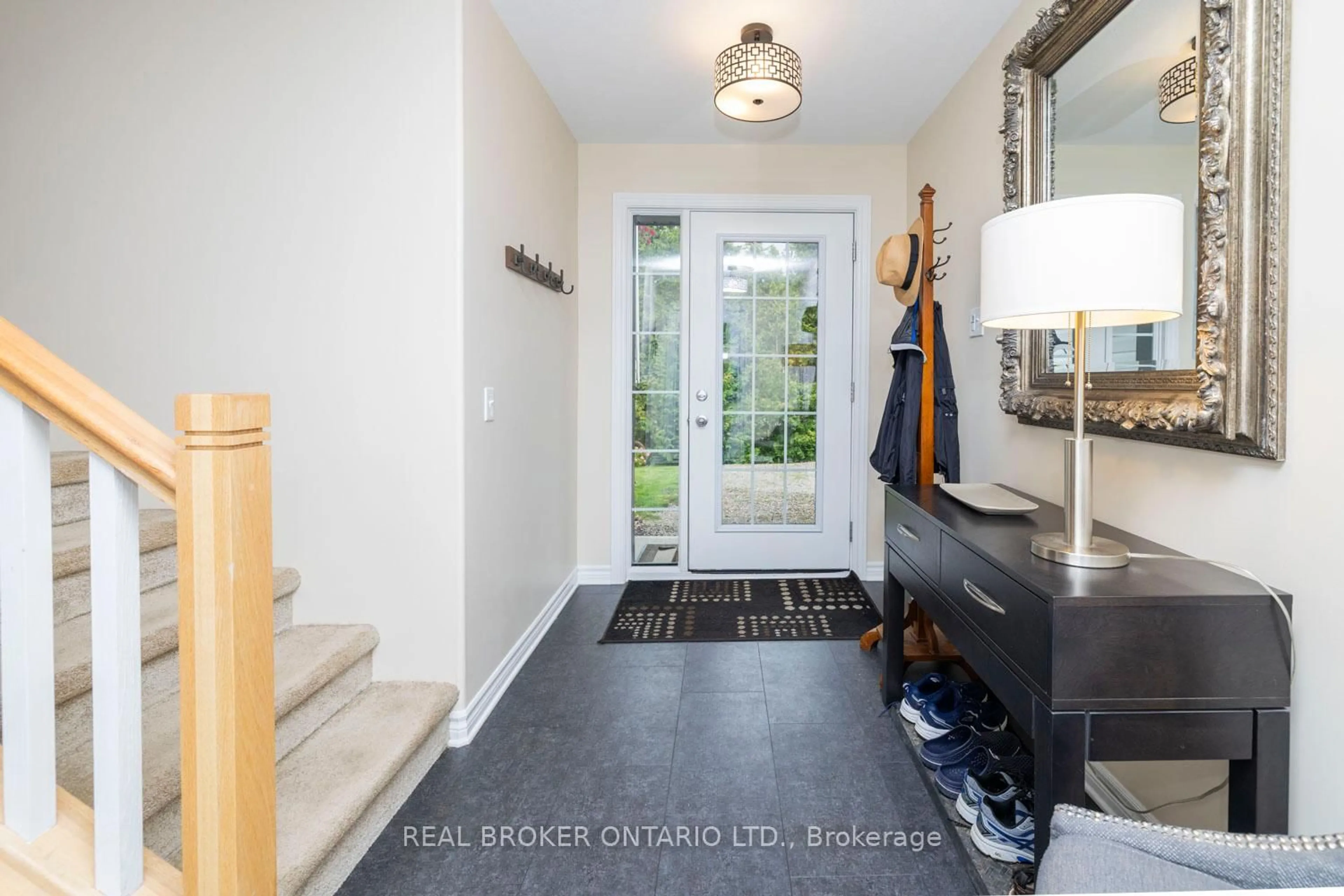 Indoor entryway for 486 CODE Dr, Smiths Falls Ontario K7A 4S6