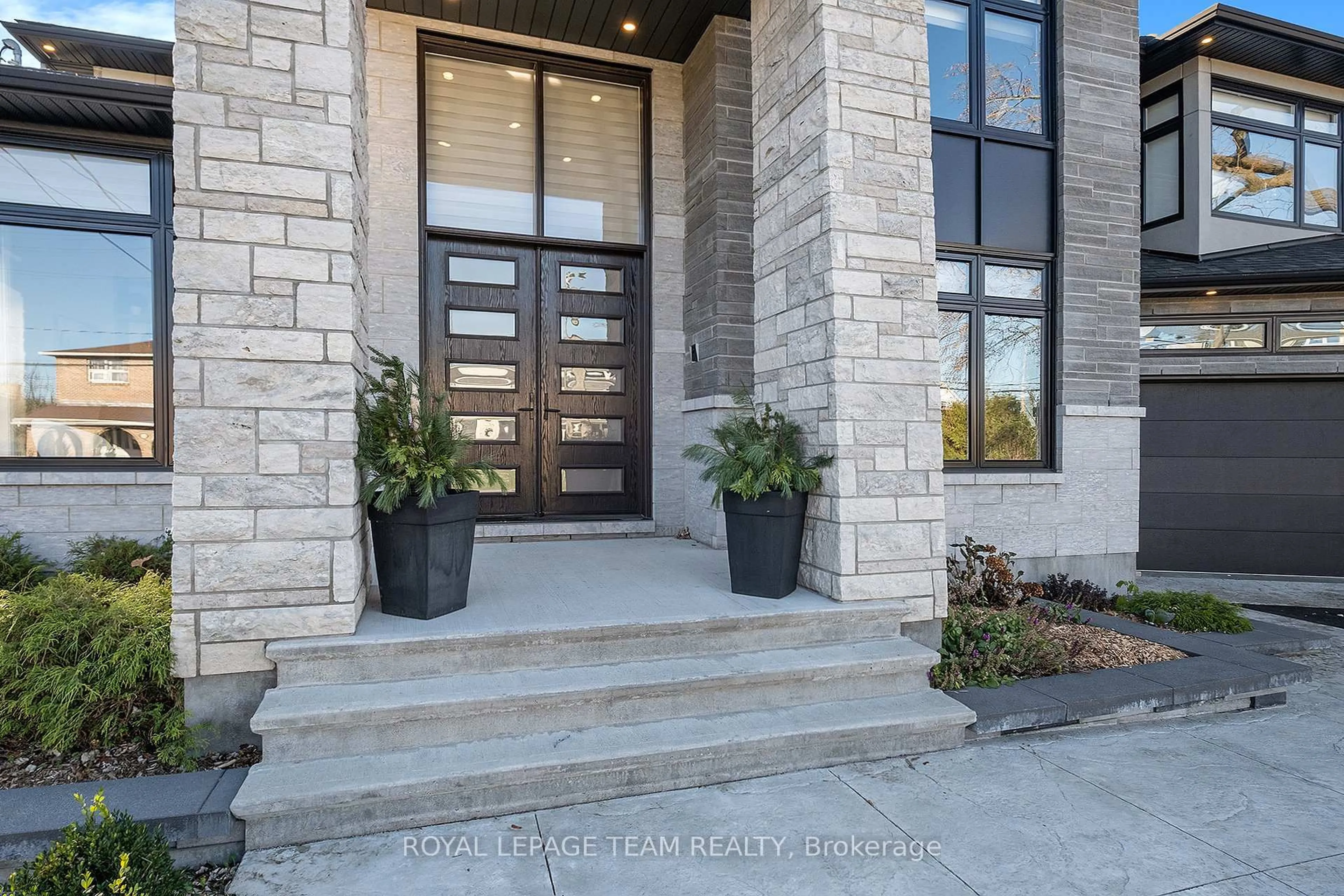 Indoor entryway for 1670 ORTONA Ave, Ottawa Ontario K2C 1W7