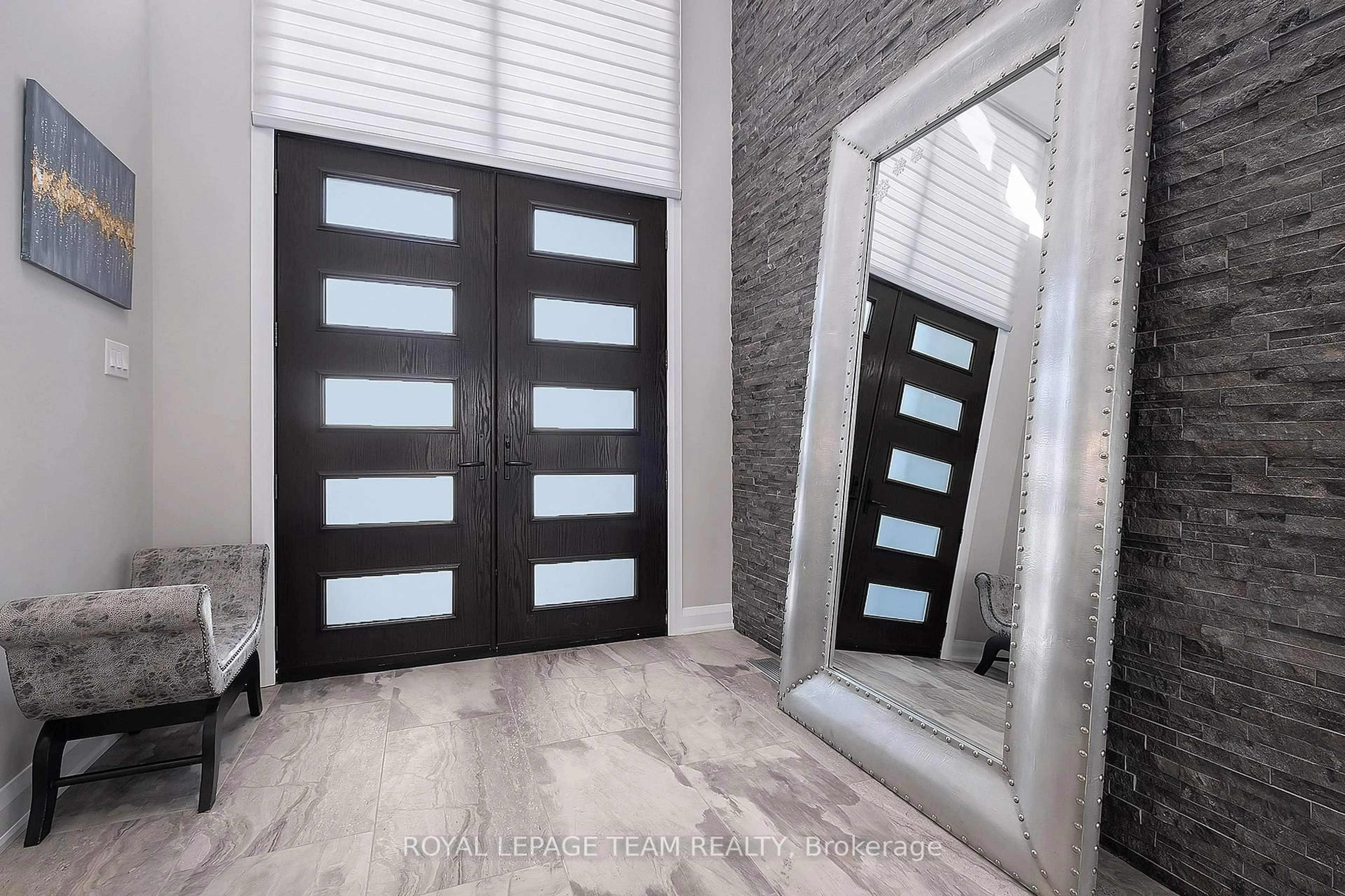 Indoor entryway for 1670 ORTONA Ave, Ottawa Ontario K2C 1W7