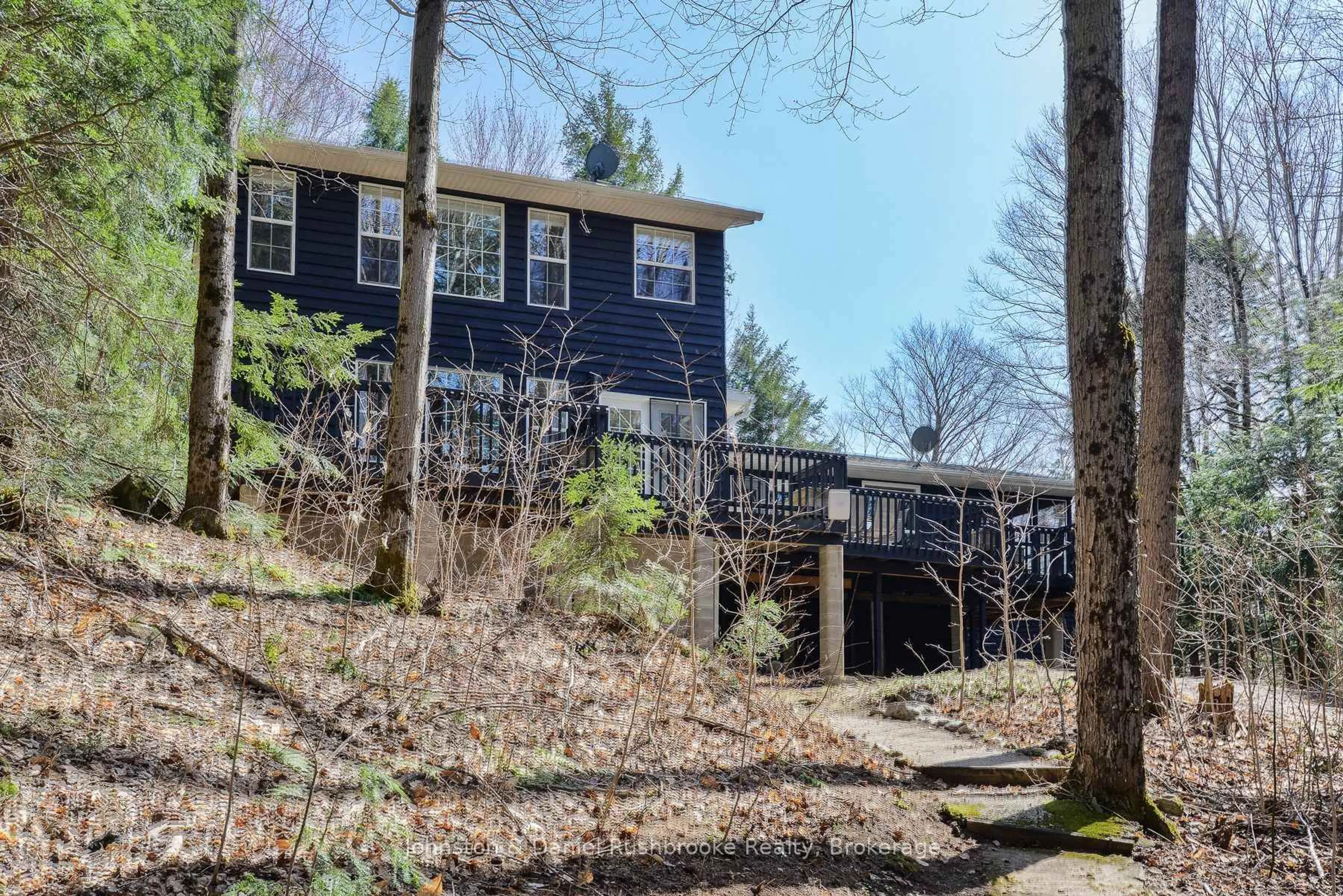 A pic from outside/outdoor area/front of a property/back of a property/a pic from drone, unknown for 26 WOODLAND Dr, Seguin Ontario P0C 1J0