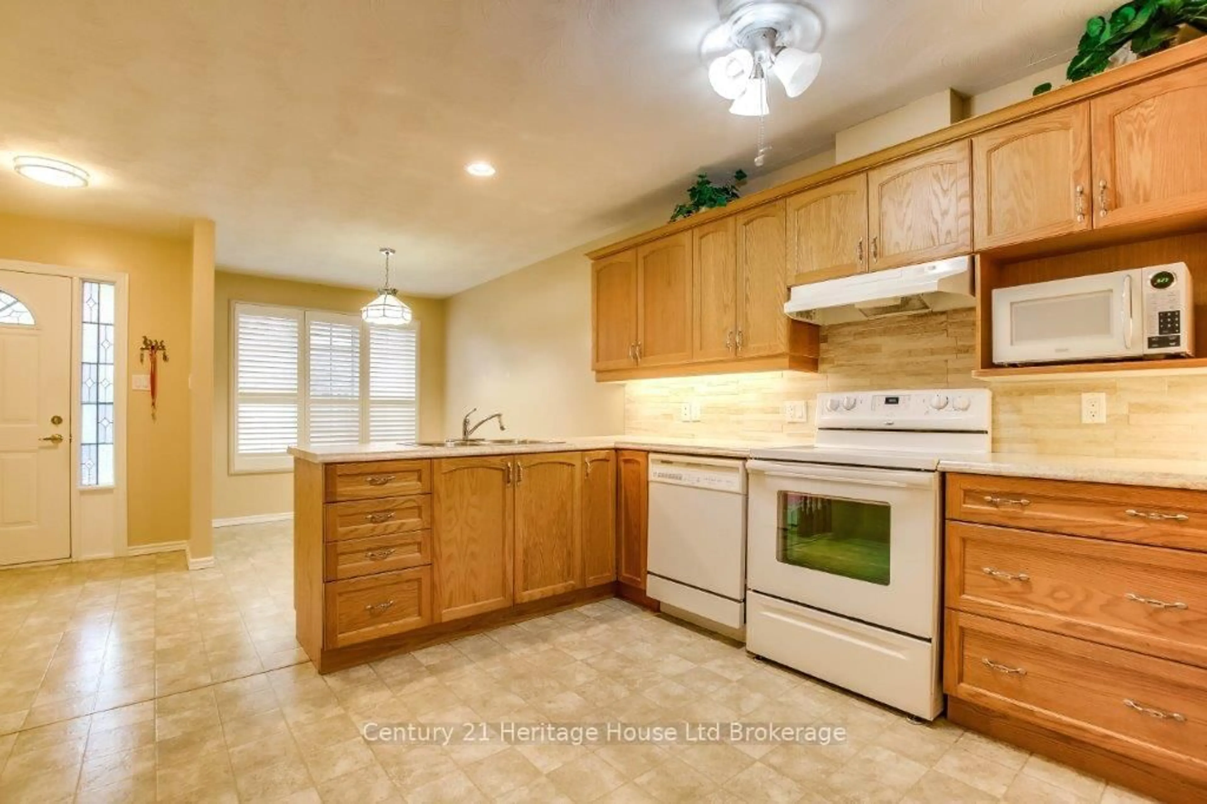 Standard kitchen, ceramic/tile floor for 928 Lorene St #16, Woodstock Ontario N4S 5N8
