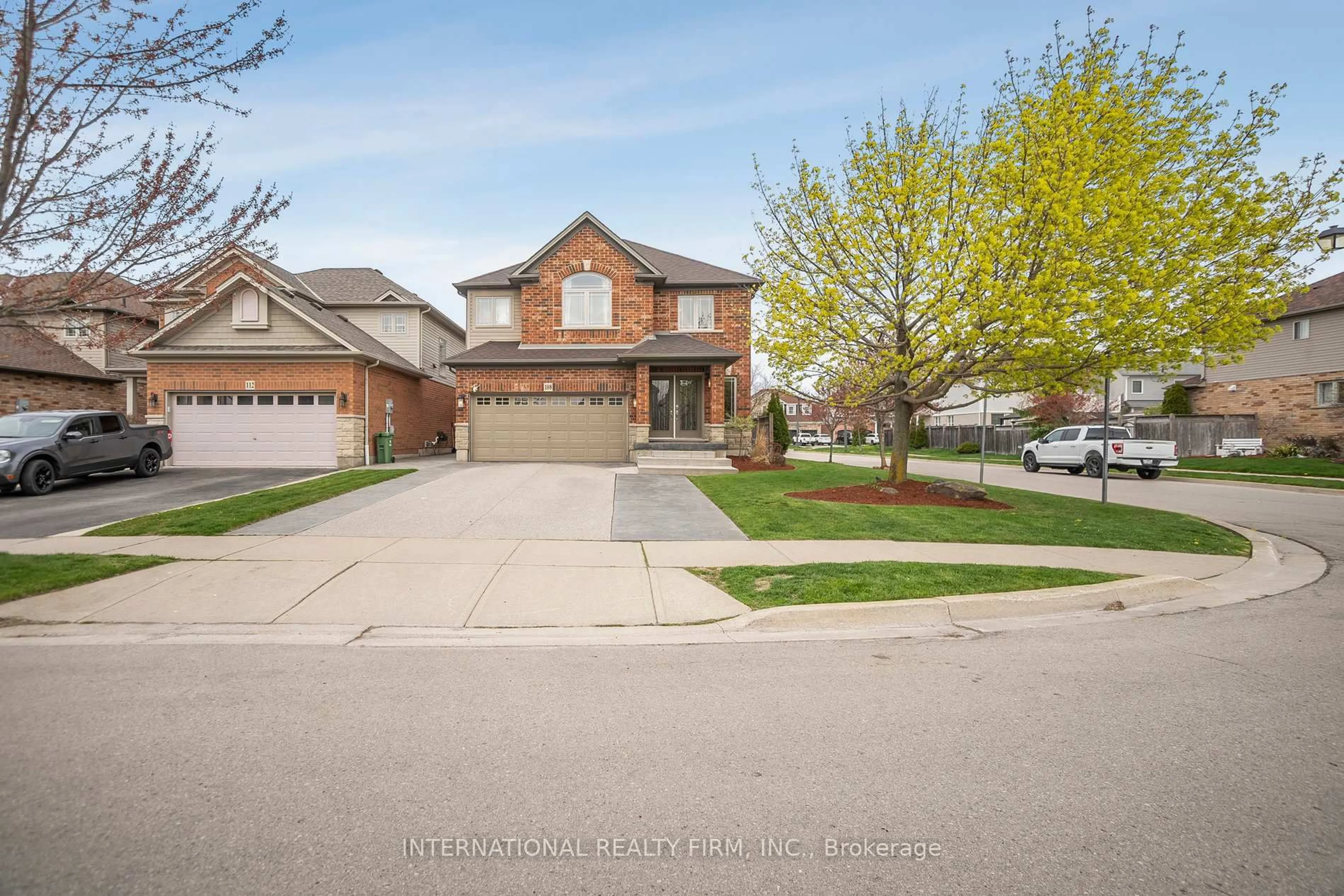 A pic from outside/outdoor area/front of a property/back of a property/a pic from drone, street for 108 Great Oak Tr, Hamilton Ontario L0R 1C0