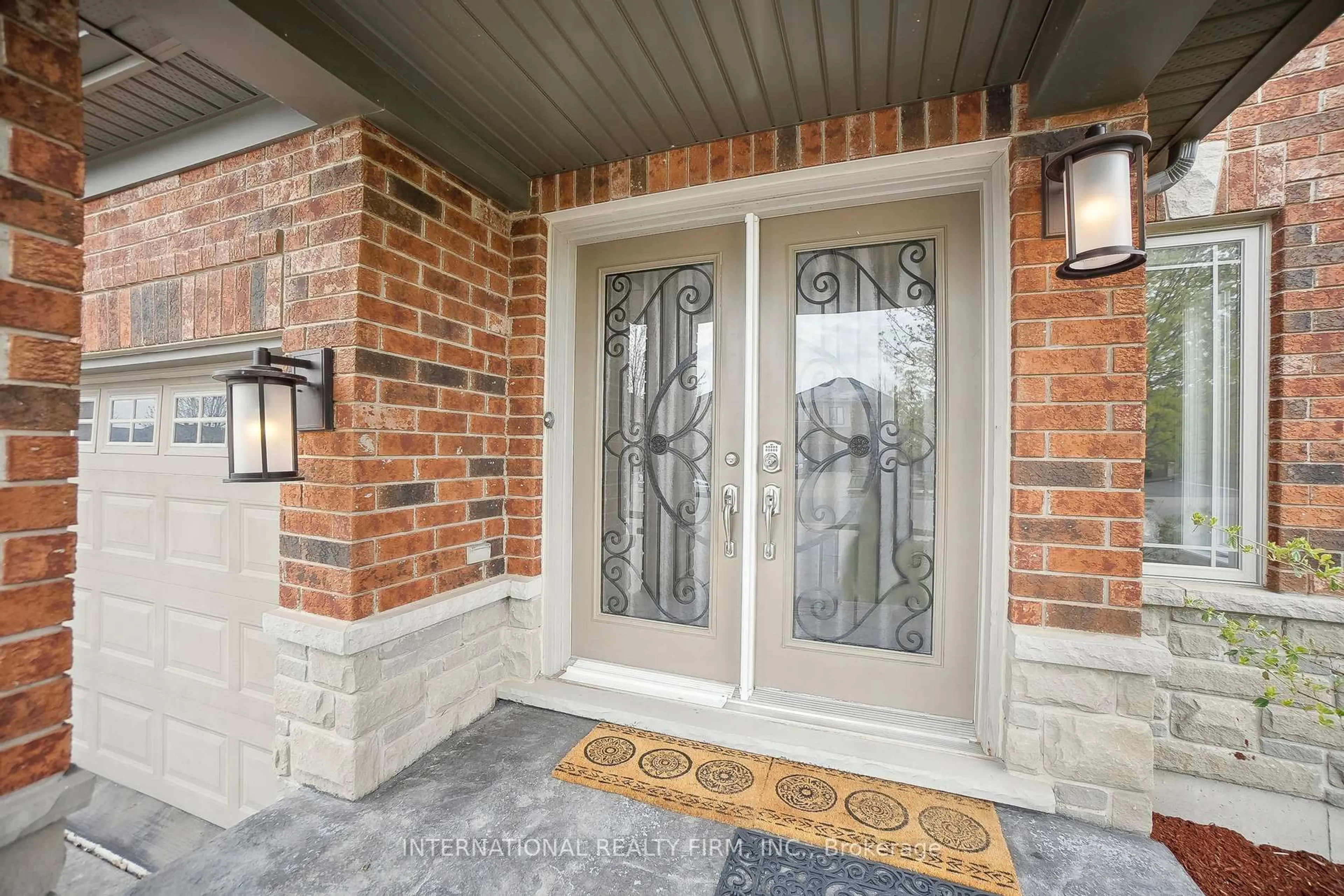 Indoor entryway for 108 Great Oak Tr, Hamilton Ontario L0R 1C0