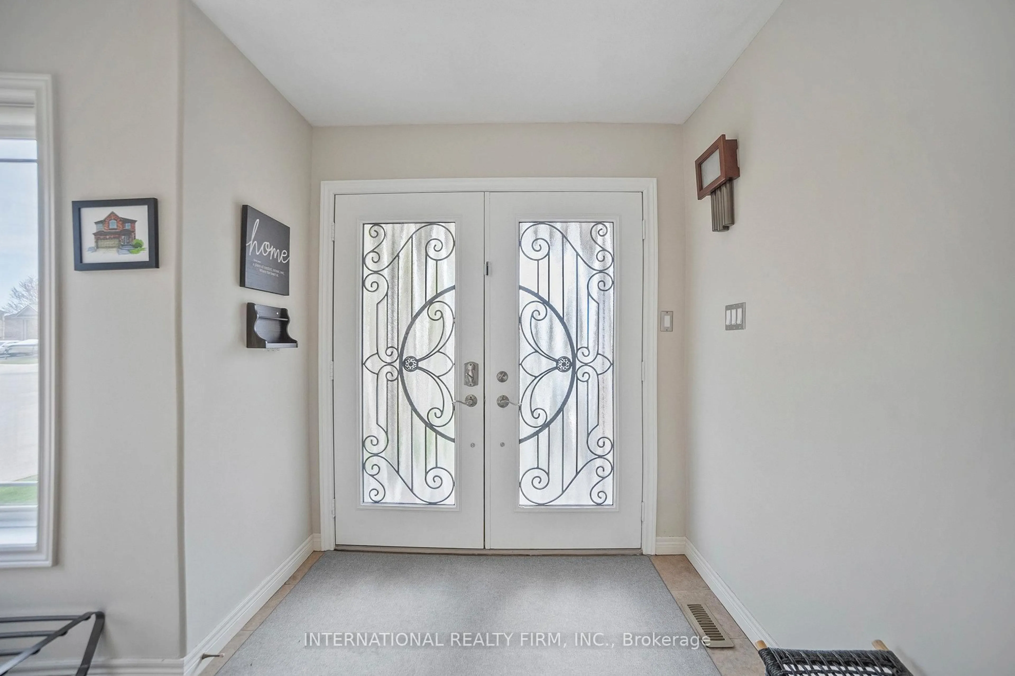 Indoor entryway for 108 Great Oak Tr, Hamilton Ontario L0R 1C0