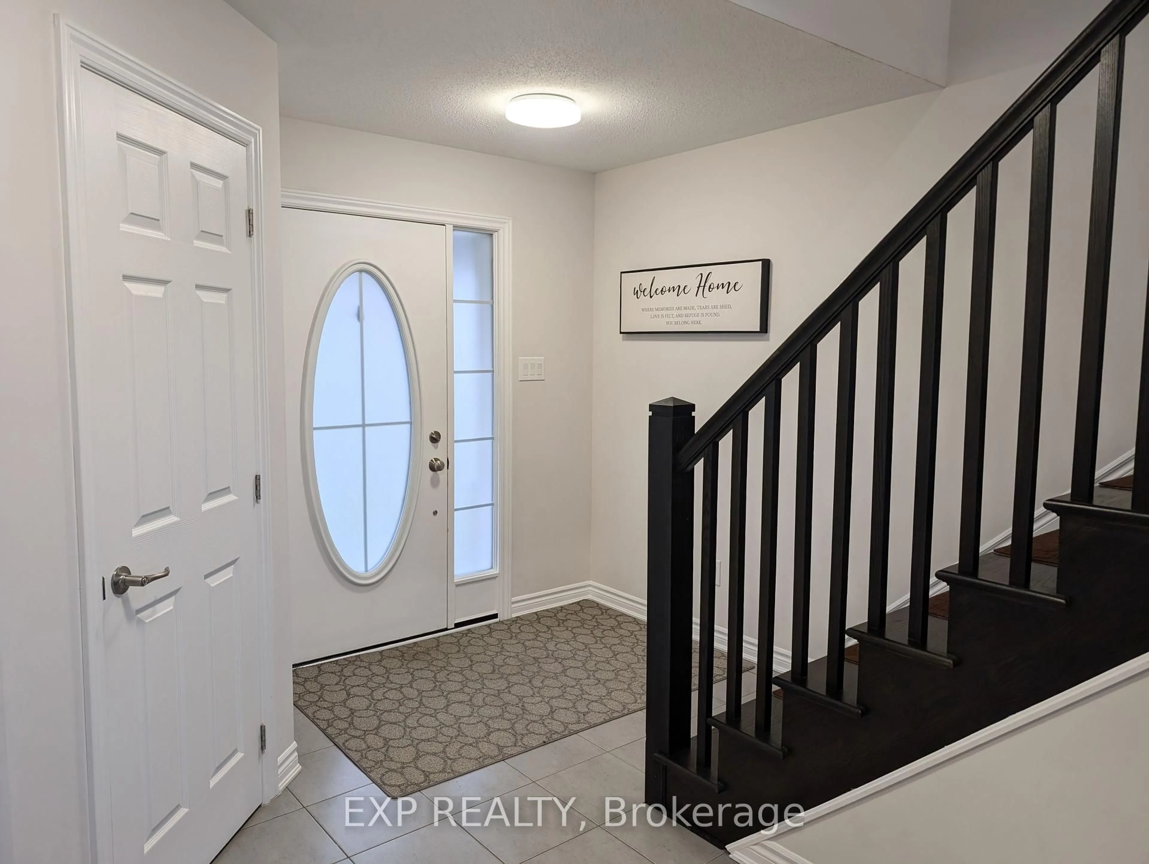 Indoor entryway for 161 Cranesbill Rd, Ottawa Ontario K2V 0J4