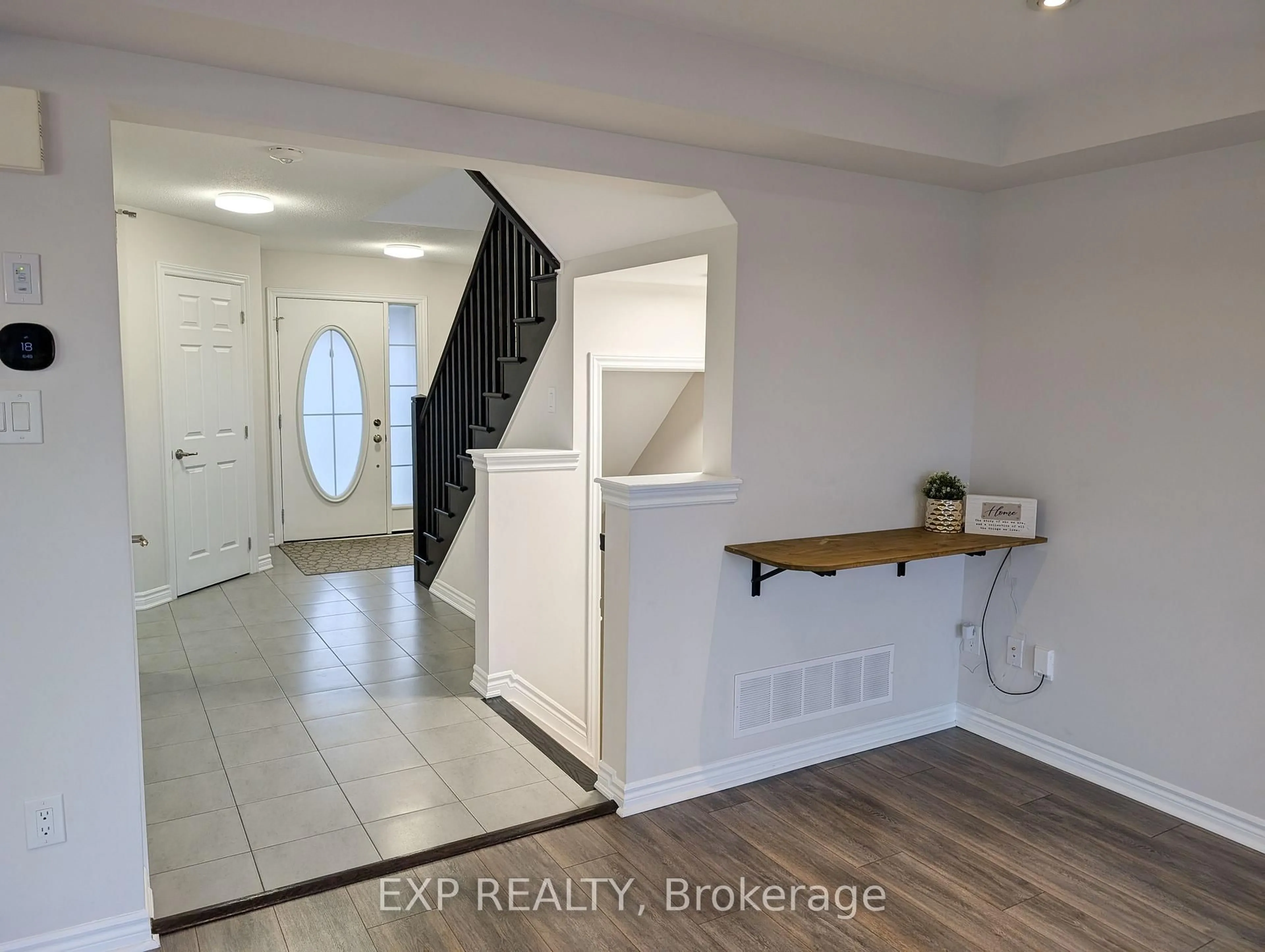 Indoor entryway for 161 Cranesbill Rd, Ottawa Ontario K2V 0J4