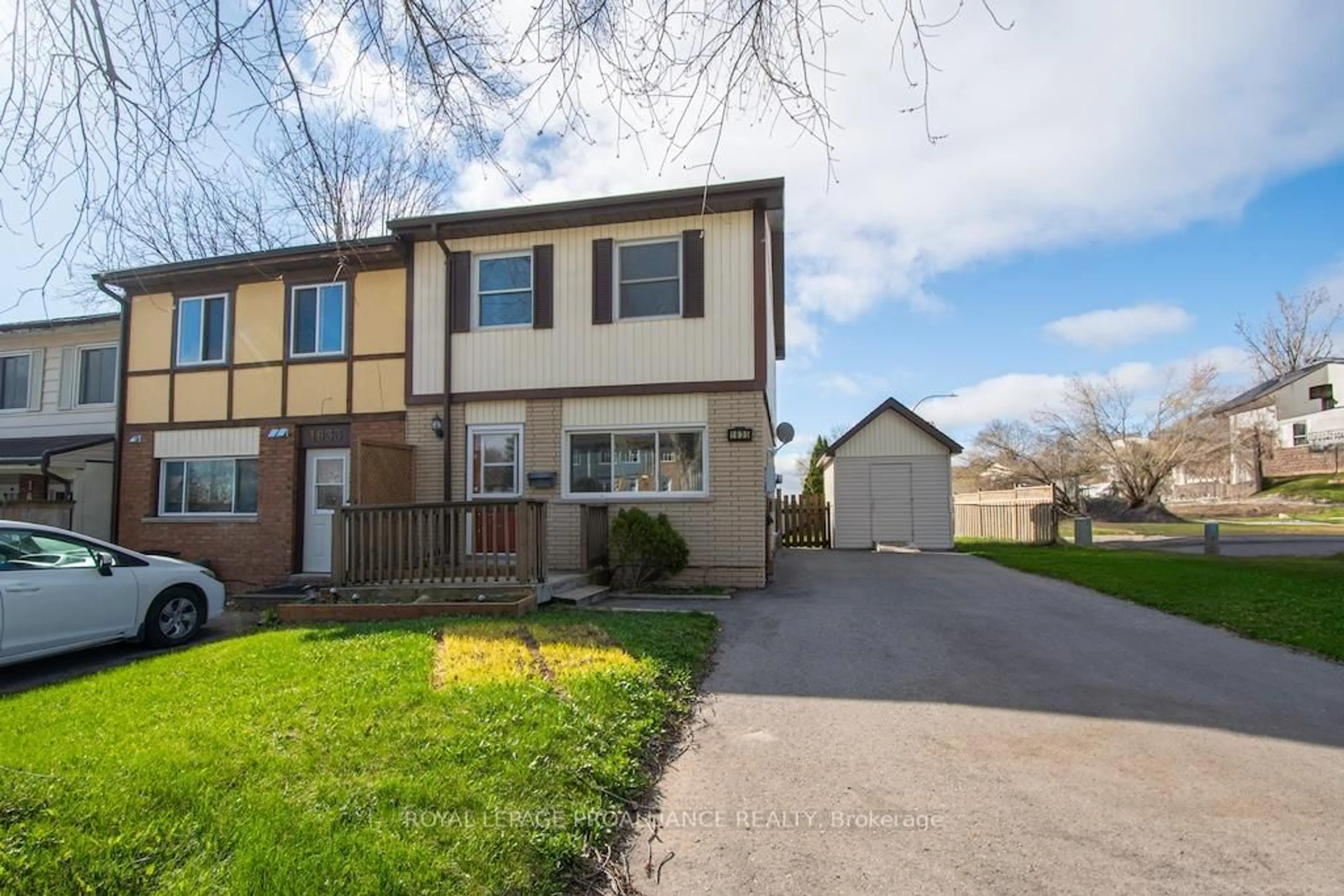 Home with vinyl exterior material, street for 1635 Applewood Cres, Peterborough West Ontario K9K 1N3
