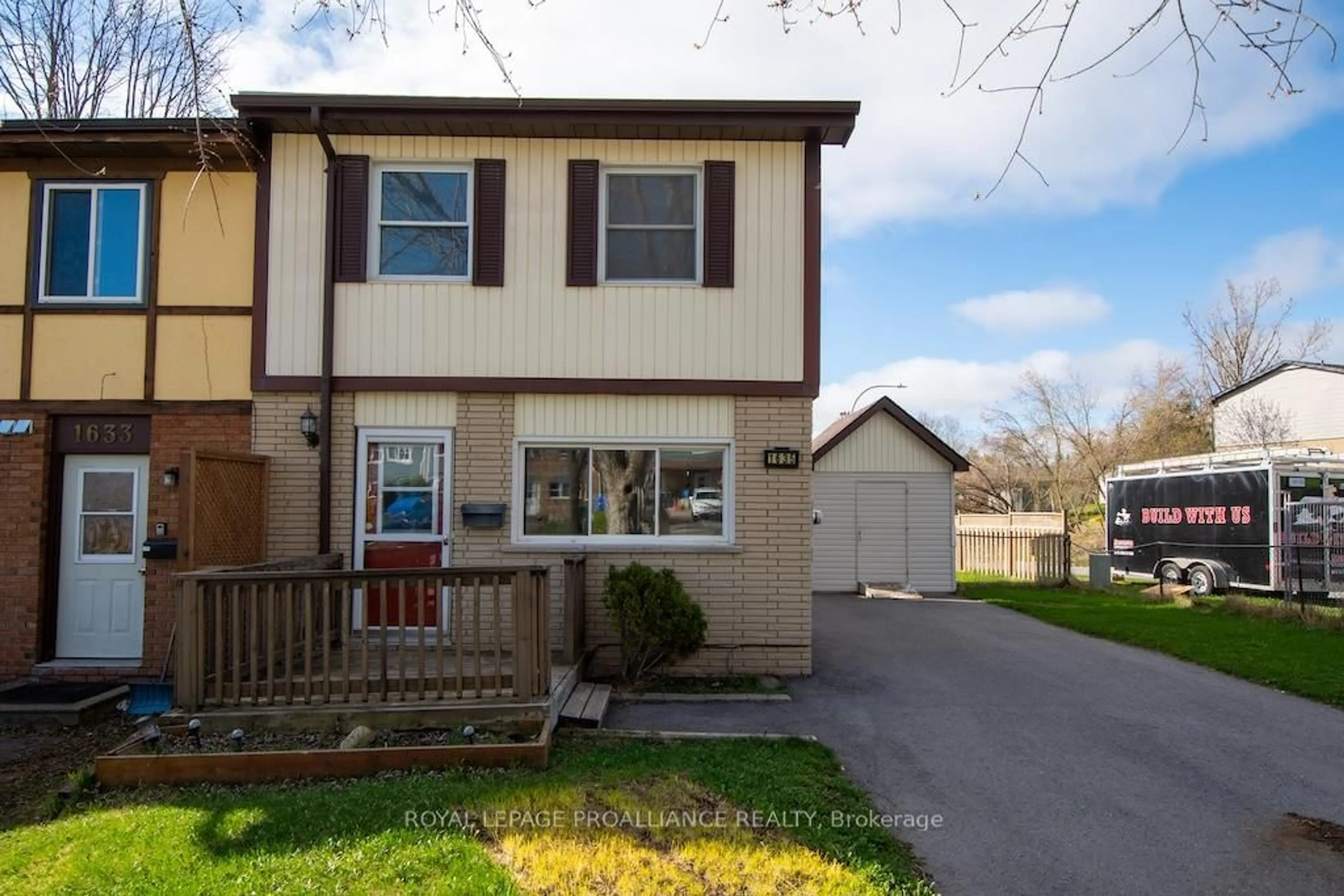 Home with vinyl exterior material, street for 1635 Applewood Cres, Peterborough West Ontario K9K 1N3