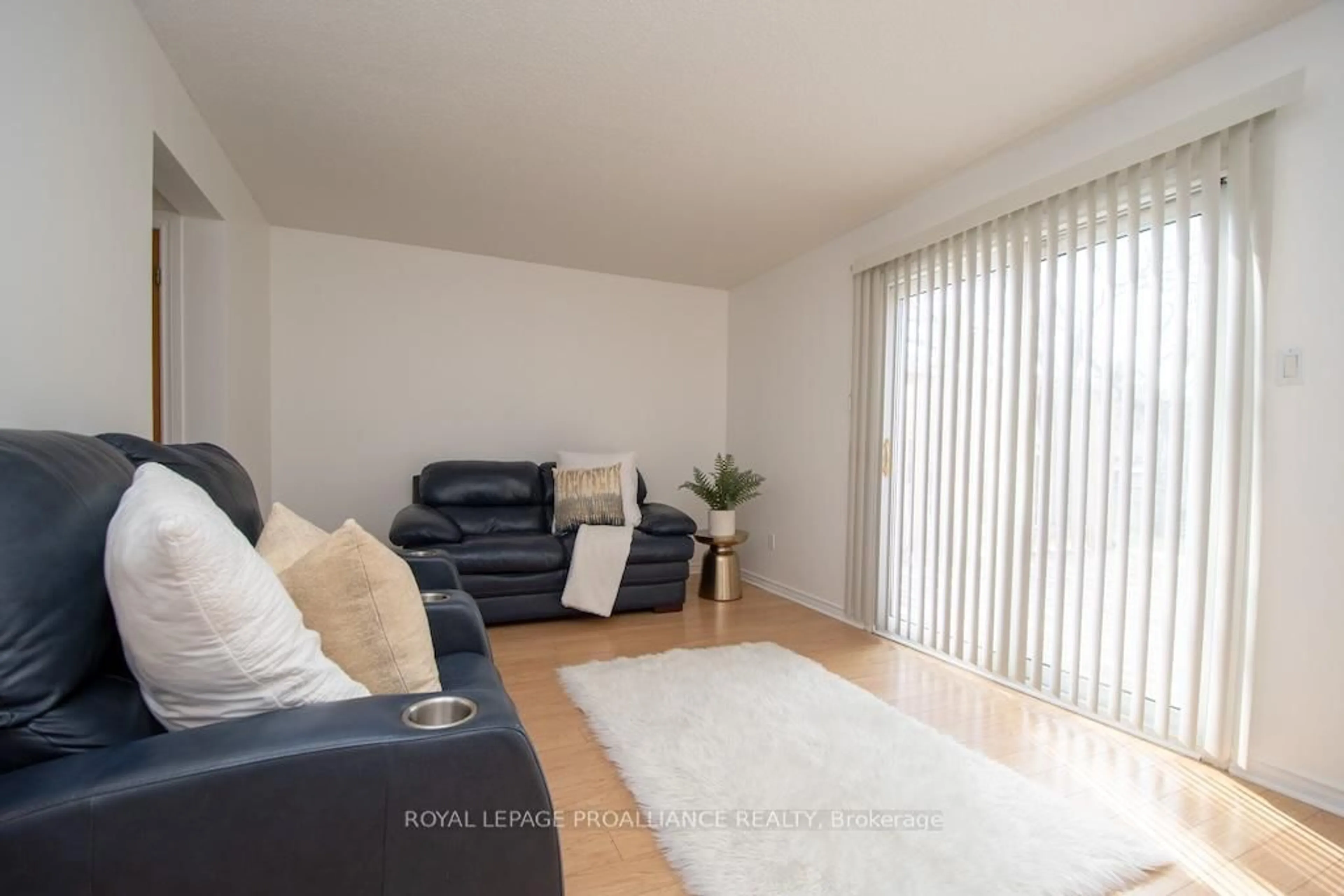 Living room with furniture, wood/laminate floor for 1635 Applewood Cres, Peterborough West Ontario K9K 1N3