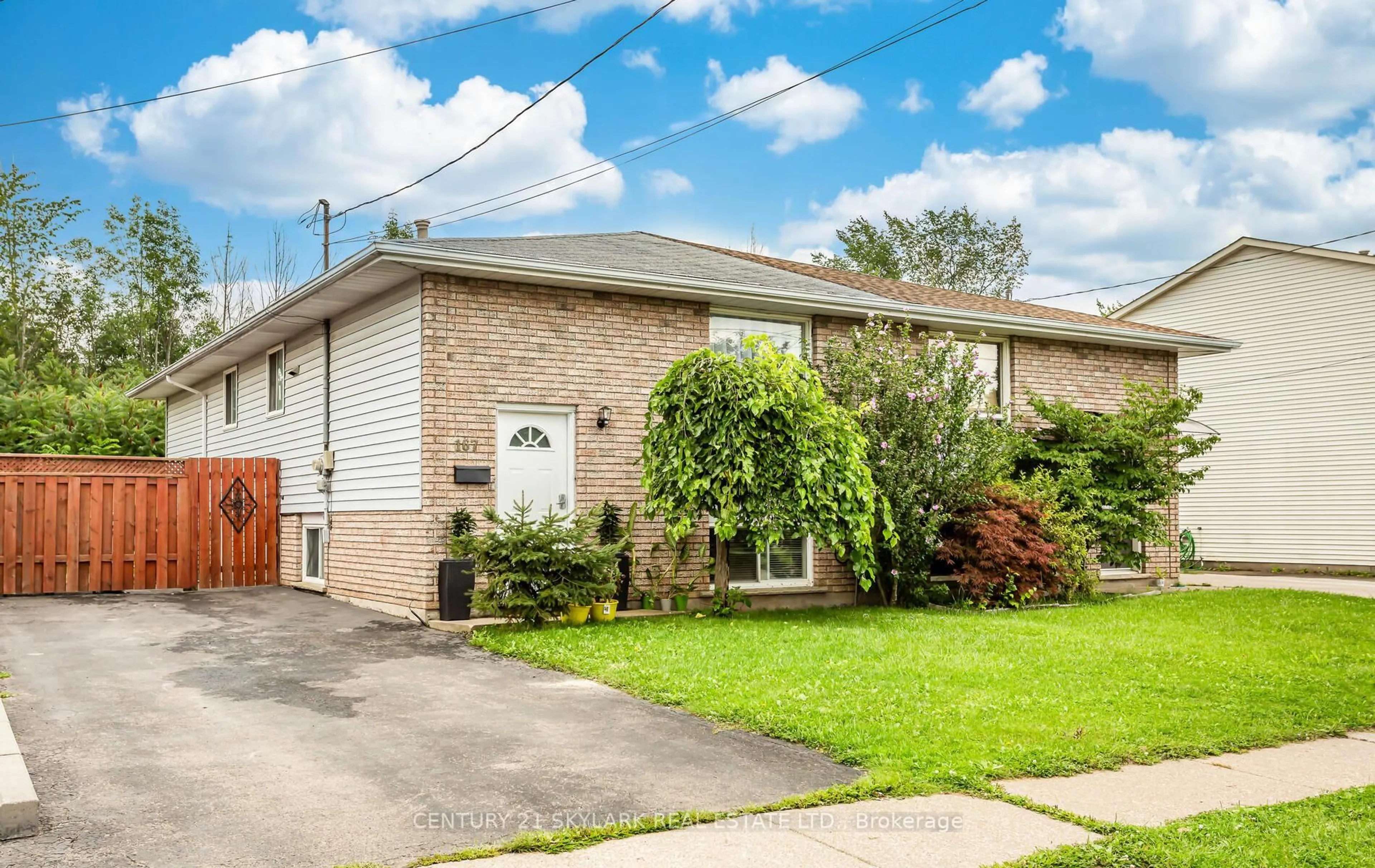 Home with brick exterior material, street for 167 Commercial St, Welland Ontario L3B 5Z4