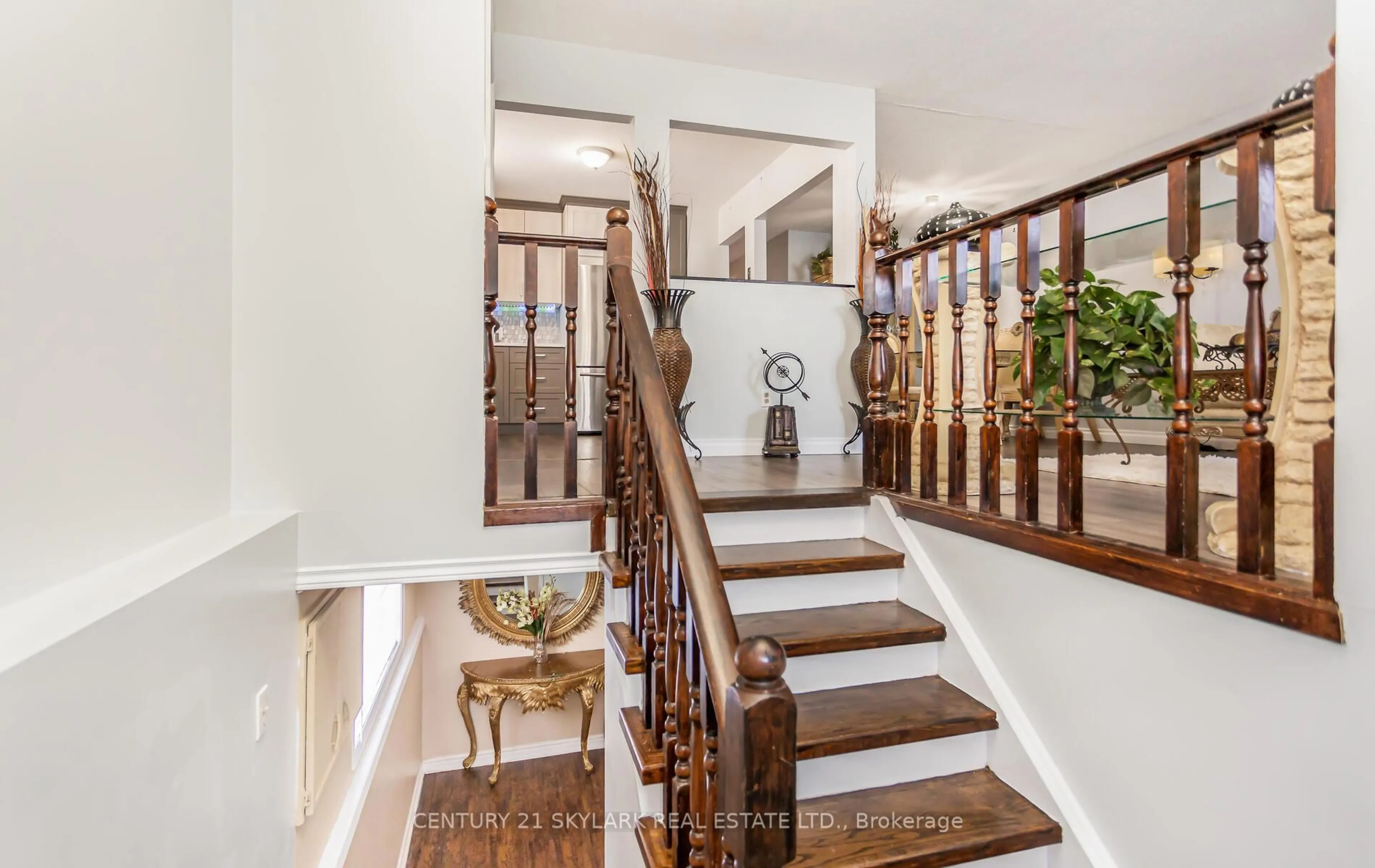 Indoor foyer for 167 Commercial St, Welland Ontario L3B 5Z4