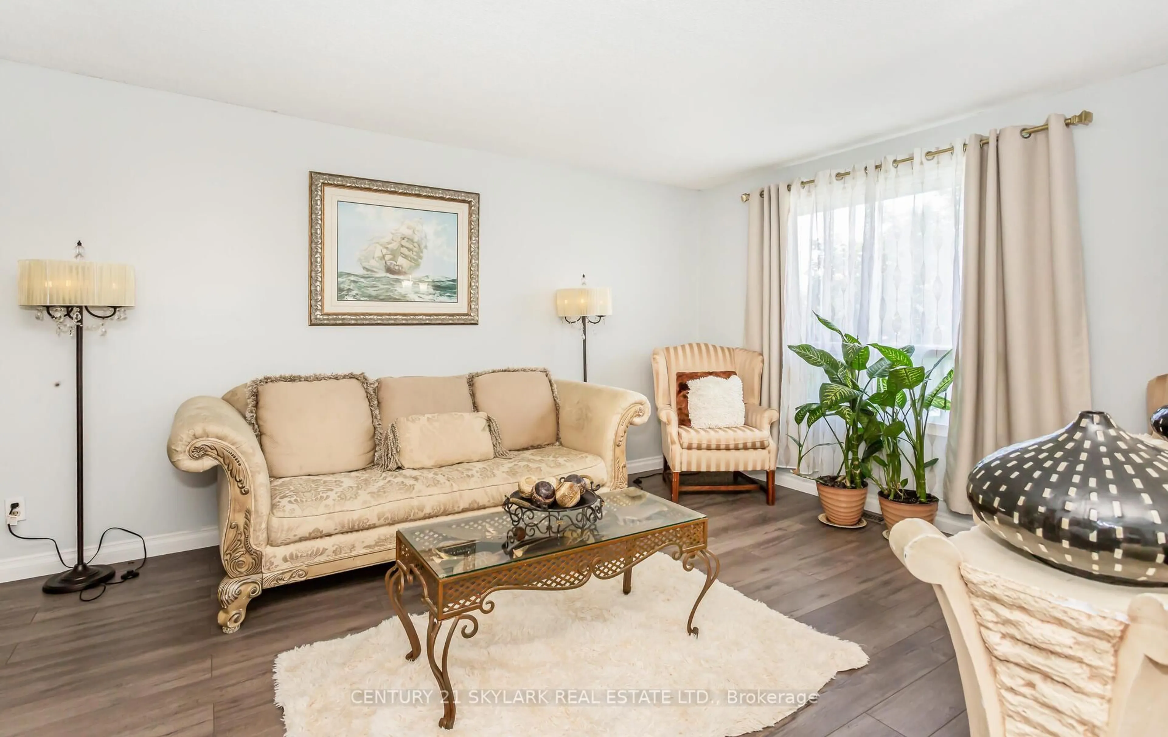 Living room with furniture, wood/laminate floor for 167 Commercial St, Welland Ontario L3B 5Z4