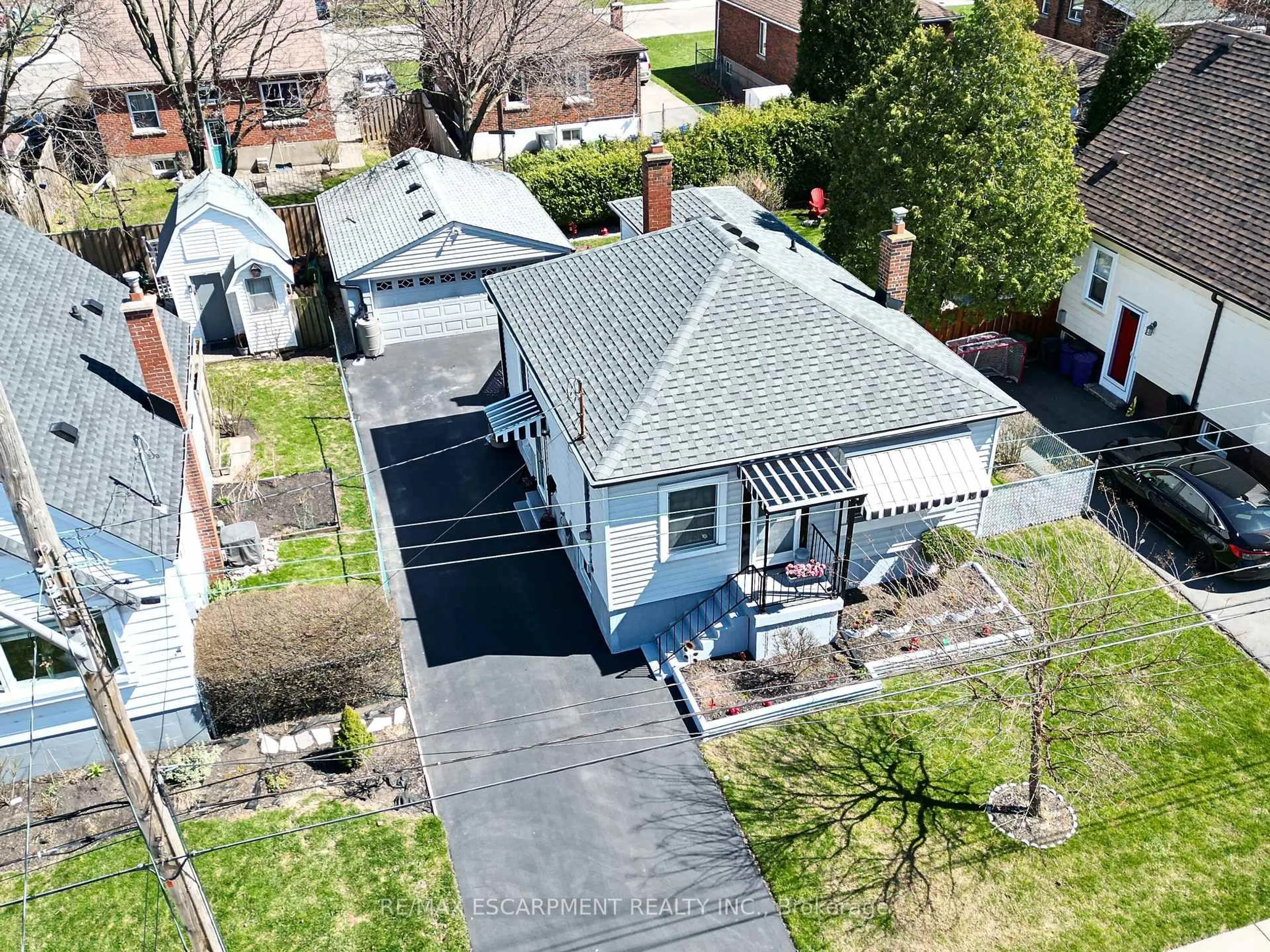 A pic from outside/outdoor area/front of a property/back of a property/a pic from drone, street for 229 East 31st St, Hamilton Ontario L8V 3P6