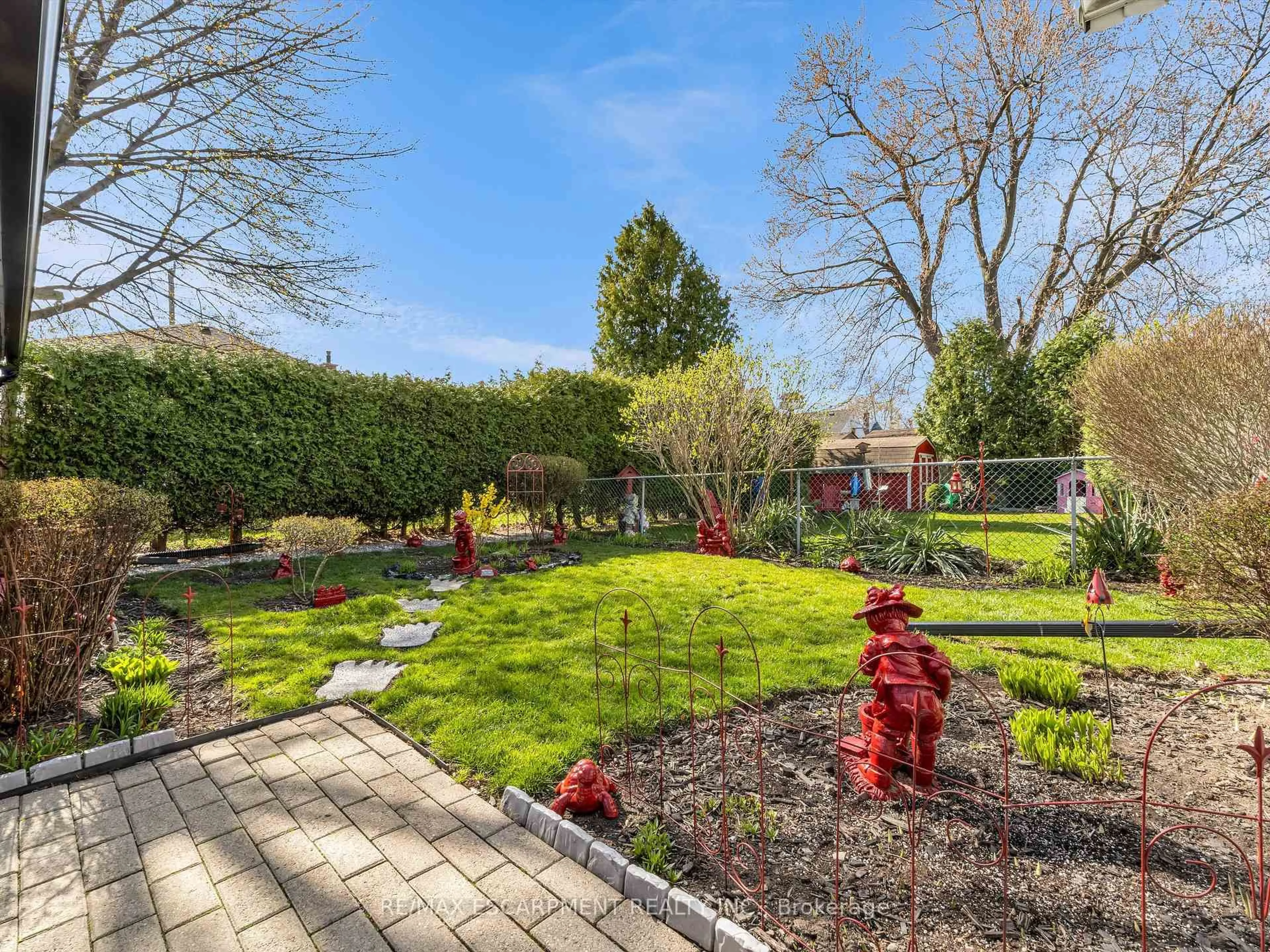 A pic from outside/outdoor area/front of a property/back of a property/a pic from drone, street for 229 East 31st St, Hamilton Ontario L8V 3P6
