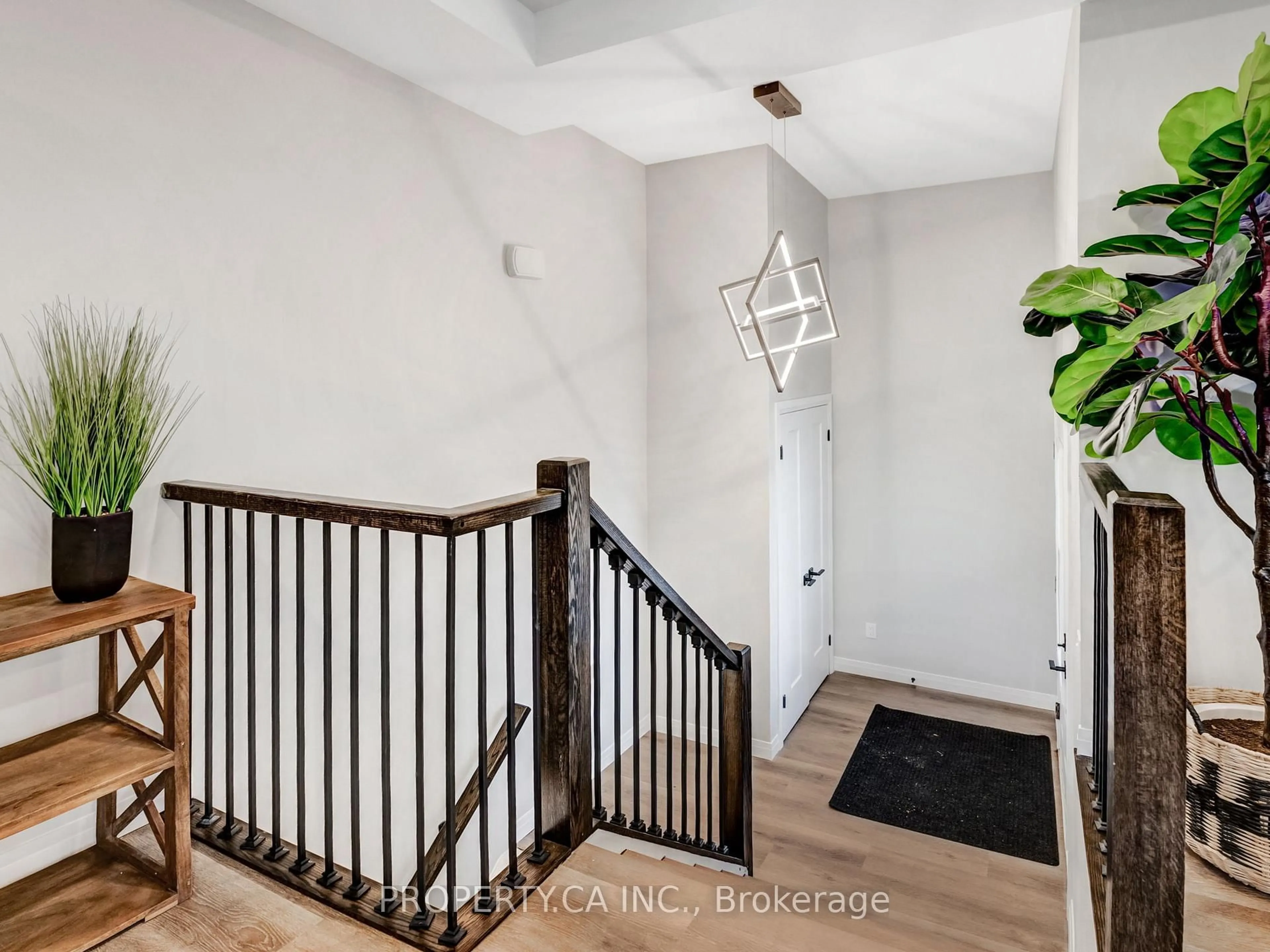 Indoor entryway for 52 Fieldgate Dr, Brantford Ontario N3P 1H4